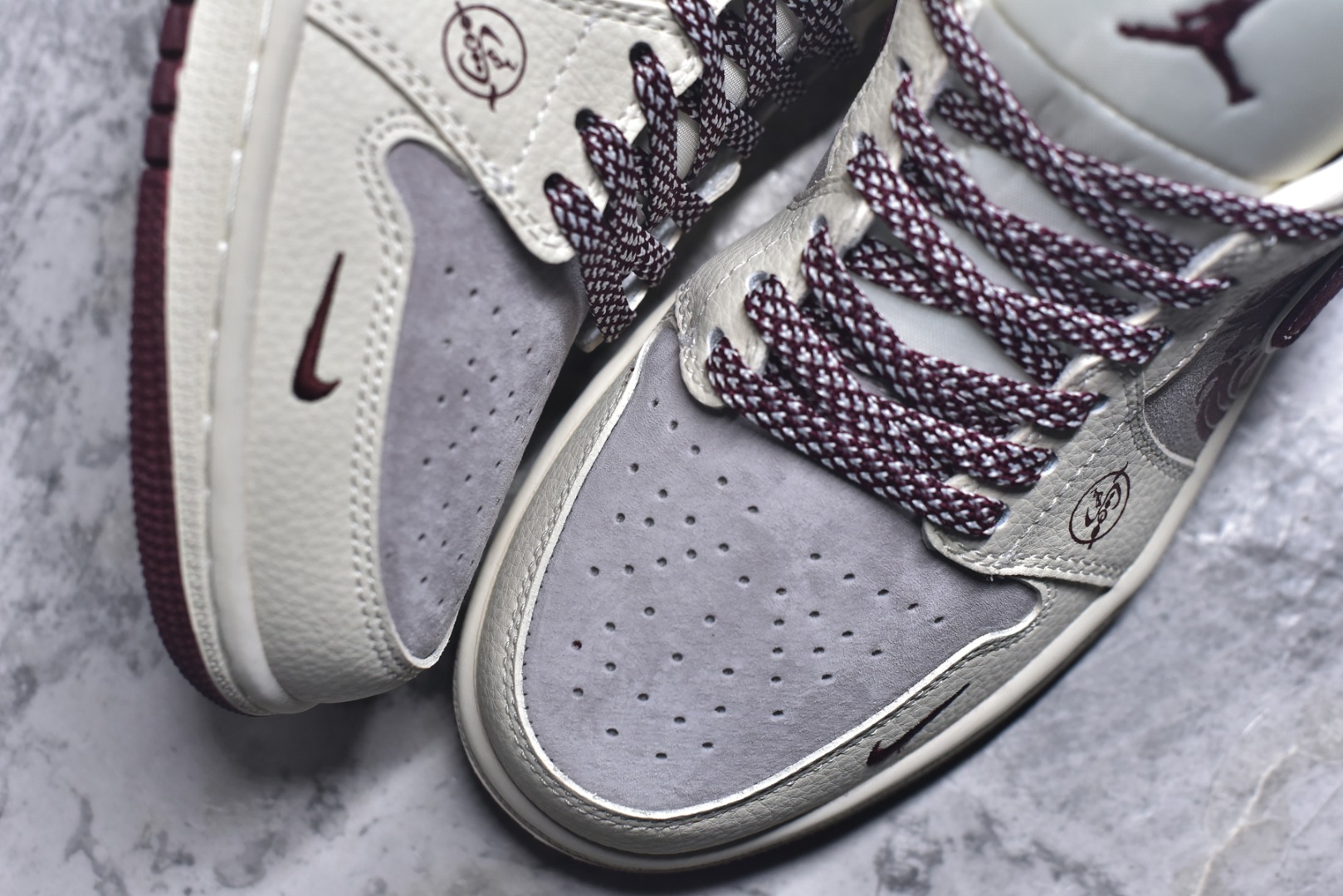 图片[8]-#2026新款定制限量发售❗️高端定制Air Jordan 1 Low AJ1 乔1“马年限定联名——米白酒红” – 米白与酒红的复古撞色，搭配细腻暗纹鞋面，鞋身Supreme Logo点明联名身份；后跟金色“马”字刺绣+萌趣小马挂饰，专属马年仪式感直接拉满。 #定制鞋盒 高端定制 低帮休闲板鞋 定制鞋盒 大厂纯原品质出货 超高清洁度 皮料切割干净无任何毛边 细节完美 货号：LD8888-014 尺码：36 36.5 37.5 38 38.5 39 40 40.5 41 42 42.5 43 44 44.5 45-选品中心
