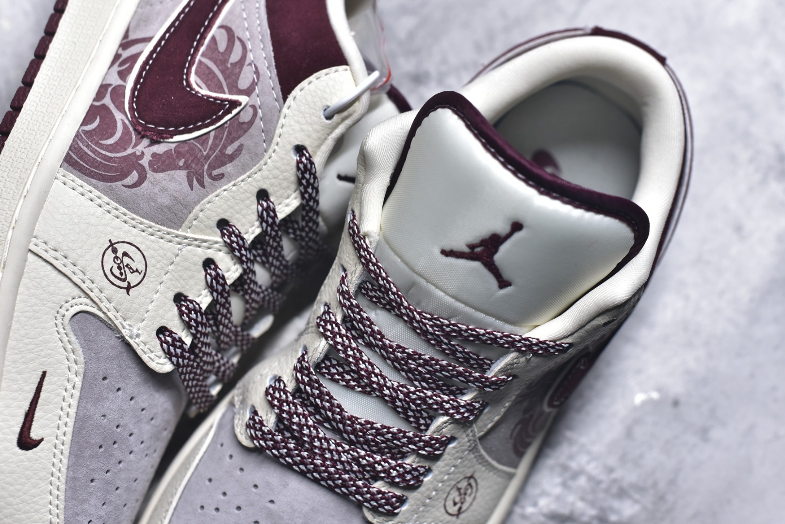 图片[9]-#2026新款定制限量发售❗️高端定制Air Jordan 1 Low AJ1 乔1“马年限定联名——米白酒红” – 米白与酒红的复古撞色，搭配细腻暗纹鞋面，鞋身Supreme Logo点明联名身份；后跟金色“马”字刺绣+萌趣小马挂饰，专属马年仪式感直接拉满。 #定制鞋盒 高端定制 低帮休闲板鞋 定制鞋盒 大厂纯原品质出货 超高清洁度 皮料切割干净无任何毛边 细节完美 货号：LD8888-014 尺码：36 36.5 37.5 38 38.5 39 40 40.5 41 42 42.5 43 44 44.5 45-选品中心