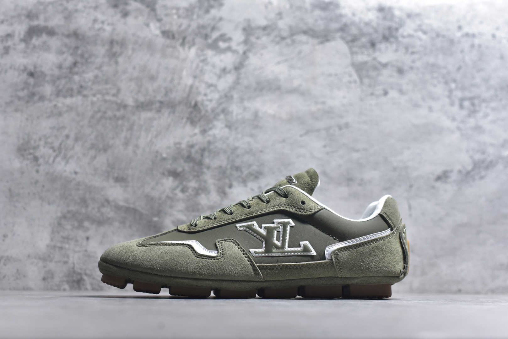 #Louis Vuitton LV RALLY 2025SS 新款百搭 德训鞋 这款 LV Rally运动鞋将光滑的小牛皮与麂皮相结合，营造出精致的色 调搭配效果。白色的点缀增强了这款设计的独特细节，包括侧面标志性的L V首字母缩写。该鞋款采用驾驶式结构，确保柔软和轻便，鞋底由带有 Da mier 图案的橡胶钉组成。颜色：深蓝色麂皮绒和光滑小牛皮鞋带混凝土细 节 Damier 图案橡胶钉鞋底意大利制造 尺码：39-45-选品中心