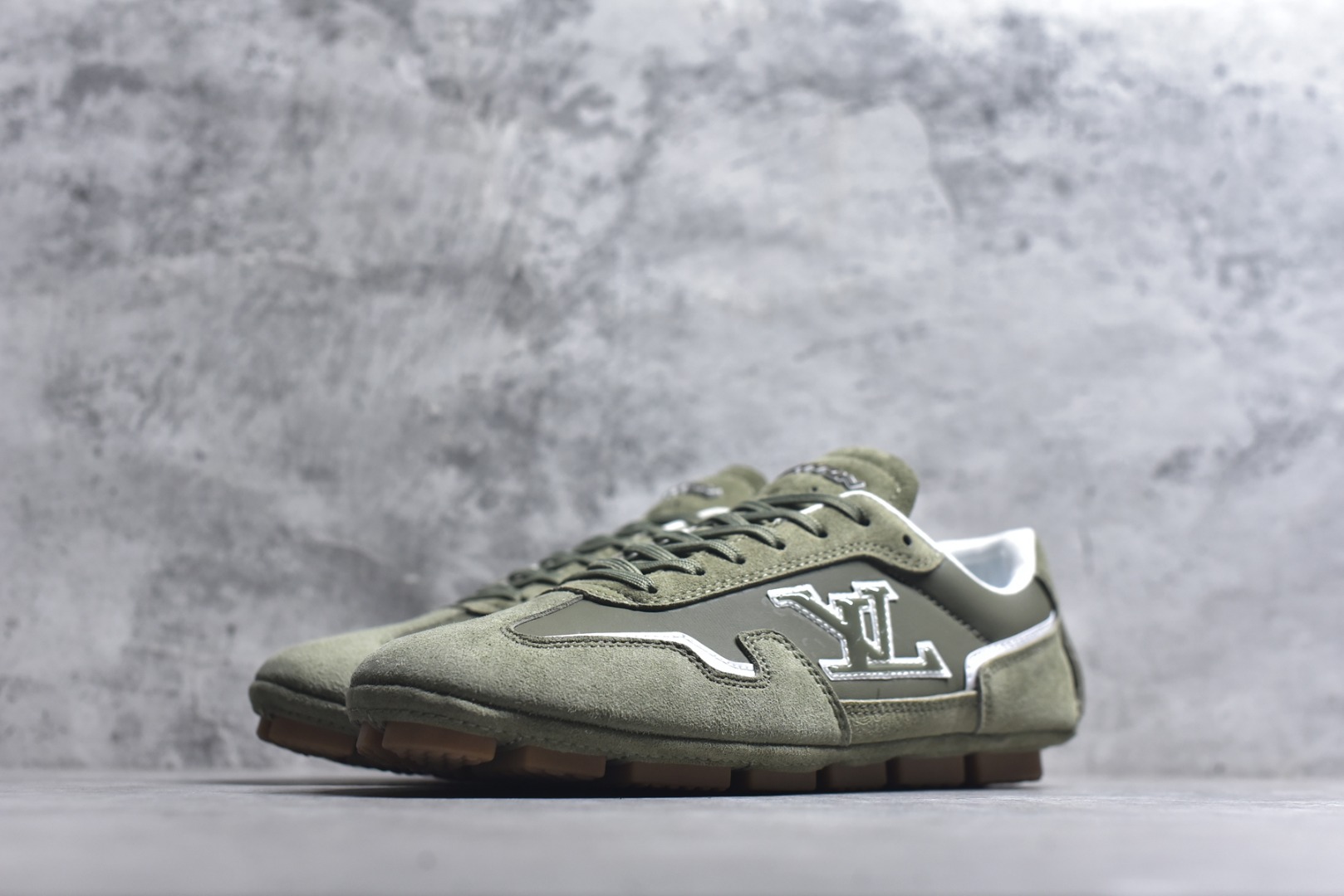 图片[2]-#Louis Vuitton LV RALLY 2025SS 新款百搭 德训鞋 这款 LV Rally运动鞋将光滑的小牛皮与麂皮相结合，营造出精致的色 调搭配效果。白色的点缀增强了这款设计的独特细节，包括侧面标志性的L V首字母缩写。该鞋款采用驾驶式结构，确保柔软和轻便，鞋底由带有 Da mier 图案的橡胶钉组成。颜色：深蓝色麂皮绒和光滑小牛皮鞋带混凝土细 节 Damier 图案橡胶钉鞋底意大利制造 尺码：39-45-选品中心