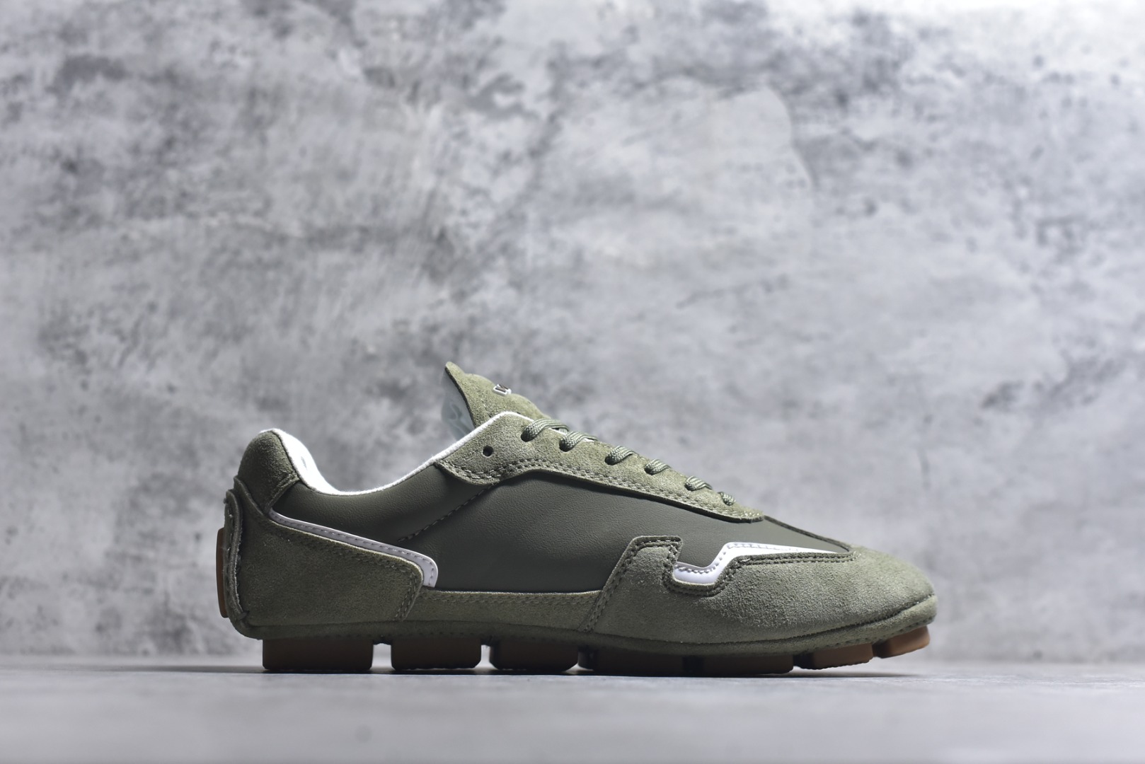 图片[3]-#Louis Vuitton LV RALLY 2025SS 新款百搭 德训鞋 这款 LV Rally运动鞋将光滑的小牛皮与麂皮相结合，营造出精致的色 调搭配效果。白色的点缀增强了这款设计的独特细节，包括侧面标志性的L V首字母缩写。该鞋款采用驾驶式结构，确保柔软和轻便，鞋底由带有 Da mier 图案的橡胶钉组成。颜色：深蓝色麂皮绒和光滑小牛皮鞋带混凝土细 节 Damier 图案橡胶钉鞋底意大利制造 尺码：39-45-选品中心