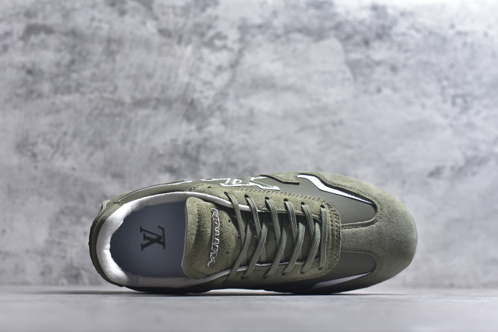 图片[4]-#Louis Vuitton LV RALLY 2025SS 新款百搭 德训鞋 这款 LV Rally运动鞋将光滑的小牛皮与麂皮相结合，营造出精致的色 调搭配效果。白色的点缀增强了这款设计的独特细节，包括侧面标志性的L V首字母缩写。该鞋款采用驾驶式结构，确保柔软和轻便，鞋底由带有 Da mier 图案的橡胶钉组成。颜色：深蓝色麂皮绒和光滑小牛皮鞋带混凝土细 节 Damier 图案橡胶钉鞋底意大利制造 尺码：39-45-选品中心