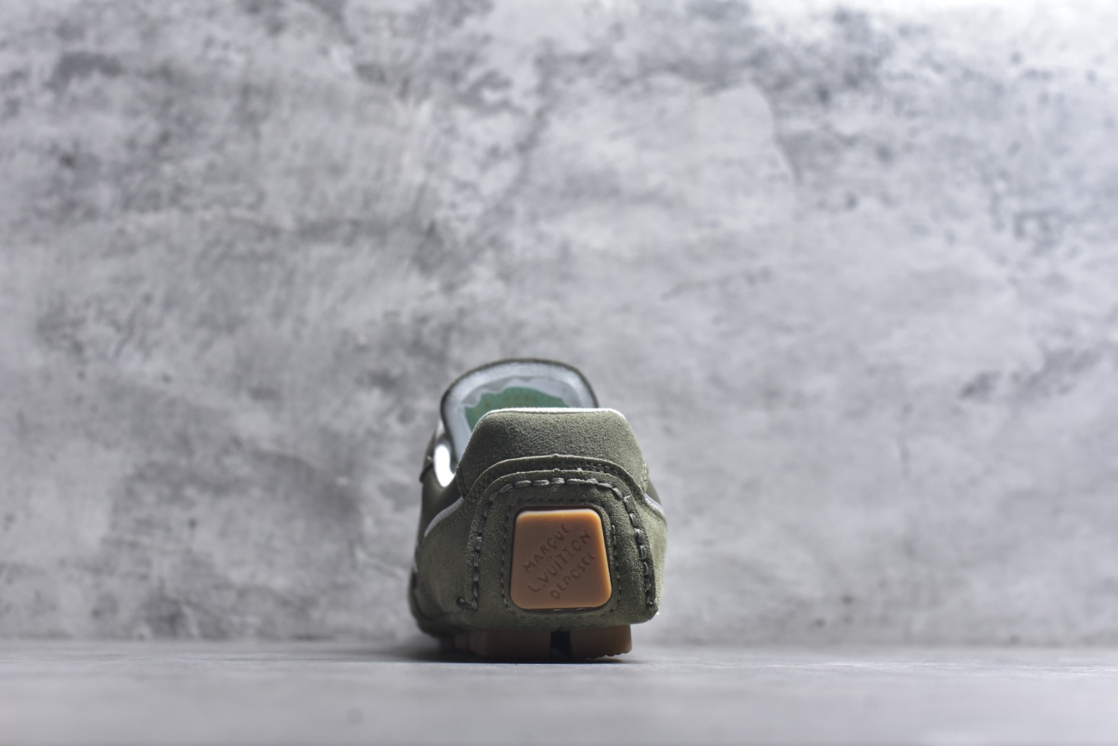 图片[5]-#Louis Vuitton LV RALLY 2025SS 新款百搭 德训鞋 这款 LV Rally运动鞋将光滑的小牛皮与麂皮相结合，营造出精致的色 调搭配效果。白色的点缀增强了这款设计的独特细节，包括侧面标志性的L V首字母缩写。该鞋款采用驾驶式结构，确保柔软和轻便，鞋底由带有 Da mier 图案的橡胶钉组成。颜色：深蓝色麂皮绒和光滑小牛皮鞋带混凝土细 节 Damier 图案橡胶钉鞋底意大利制造 尺码：39-45-选品中心