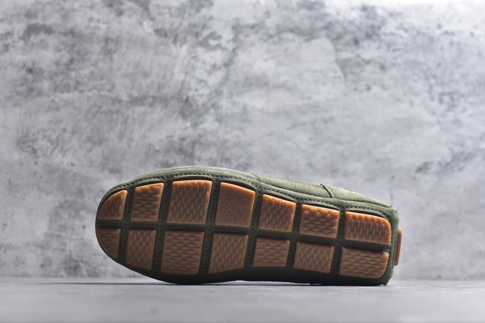 图片[6]-#Louis Vuitton LV RALLY 2025SS 新款百搭 德训鞋 这款 LV Rally运动鞋将光滑的小牛皮与麂皮相结合，营造出精致的色 调搭配效果。白色的点缀增强了这款设计的独特细节，包括侧面标志性的L V首字母缩写。该鞋款采用驾驶式结构，确保柔软和轻便，鞋底由带有 Da mier 图案的橡胶钉组成。颜色：深蓝色麂皮绒和光滑小牛皮鞋带混凝土细 节 Damier 图案橡胶钉鞋底意大利制造 尺码：39-45-选品中心