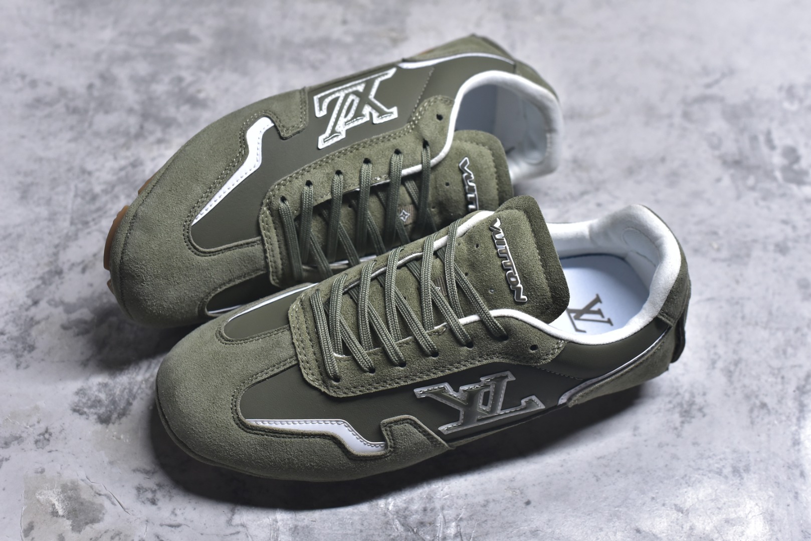 图片[7]-#Louis Vuitton LV RALLY 2025SS 新款百搭 德训鞋 这款 LV Rally运动鞋将光滑的小牛皮与麂皮相结合，营造出精致的色 调搭配效果。白色的点缀增强了这款设计的独特细节，包括侧面标志性的L V首字母缩写。该鞋款采用驾驶式结构，确保柔软和轻便，鞋底由带有 Da mier 图案的橡胶钉组成。颜色：深蓝色麂皮绒和光滑小牛皮鞋带混凝土细 节 Damier 图案橡胶钉鞋底意大利制造 尺码：39-45-选品中心