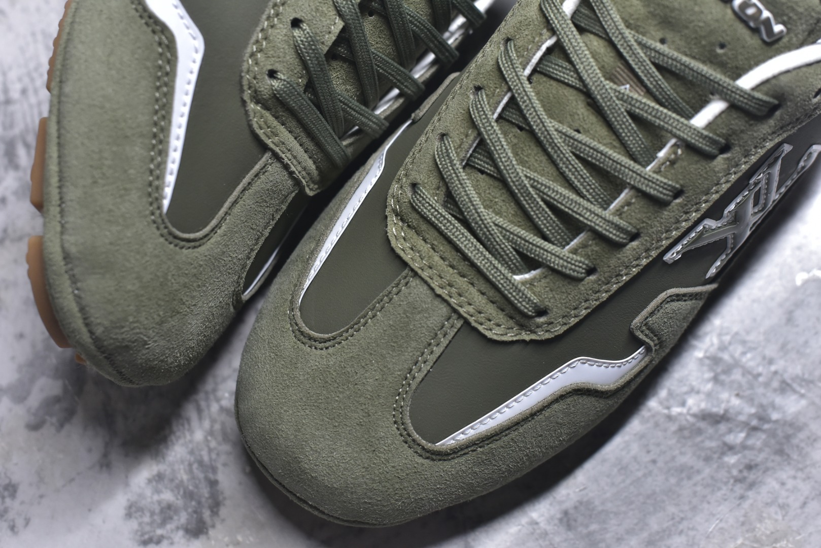 图片[8]-#Louis Vuitton LV RALLY 2025SS 新款百搭 德训鞋 这款 LV Rally运动鞋将光滑的小牛皮与麂皮相结合，营造出精致的色 调搭配效果。白色的点缀增强了这款设计的独特细节，包括侧面标志性的L V首字母缩写。该鞋款采用驾驶式结构，确保柔软和轻便，鞋底由带有 Da mier 图案的橡胶钉组成。颜色：深蓝色麂皮绒和光滑小牛皮鞋带混凝土细 节 Damier 图案橡胶钉鞋底意大利制造 尺码：39-45-选品中心