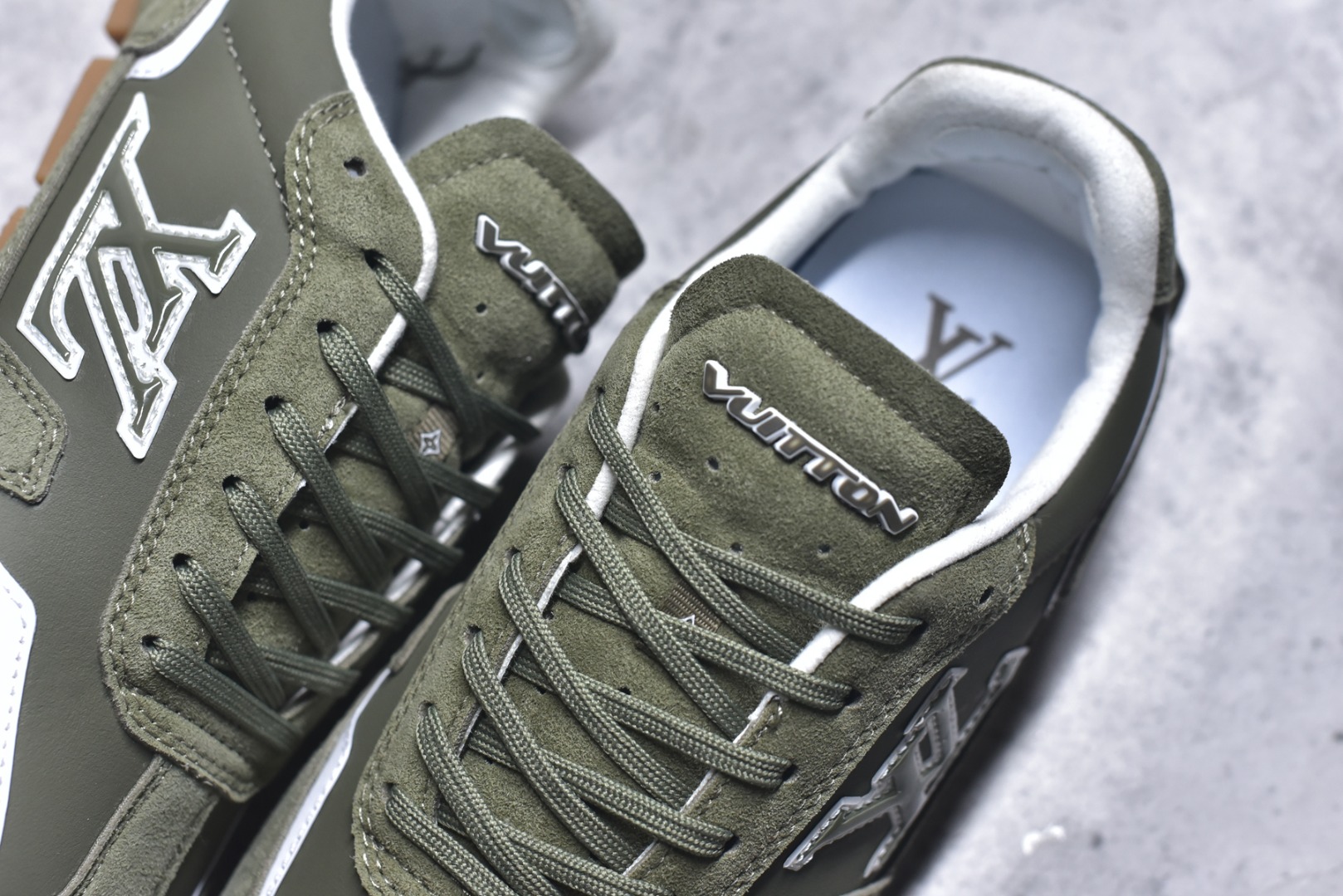 图片[9]-#Louis Vuitton LV RALLY 2025SS 新款百搭 德训鞋 这款 LV Rally运动鞋将光滑的小牛皮与麂皮相结合，营造出精致的色 调搭配效果。白色的点缀增强了这款设计的独特细节，包括侧面标志性的L V首字母缩写。该鞋款采用驾驶式结构，确保柔软和轻便，鞋底由带有 Da mier 图案的橡胶钉组成。颜色：深蓝色麂皮绒和光滑小牛皮鞋带混凝土细 节 Damier 图案橡胶钉鞋底意大利制造 尺码：39-45-选品中心