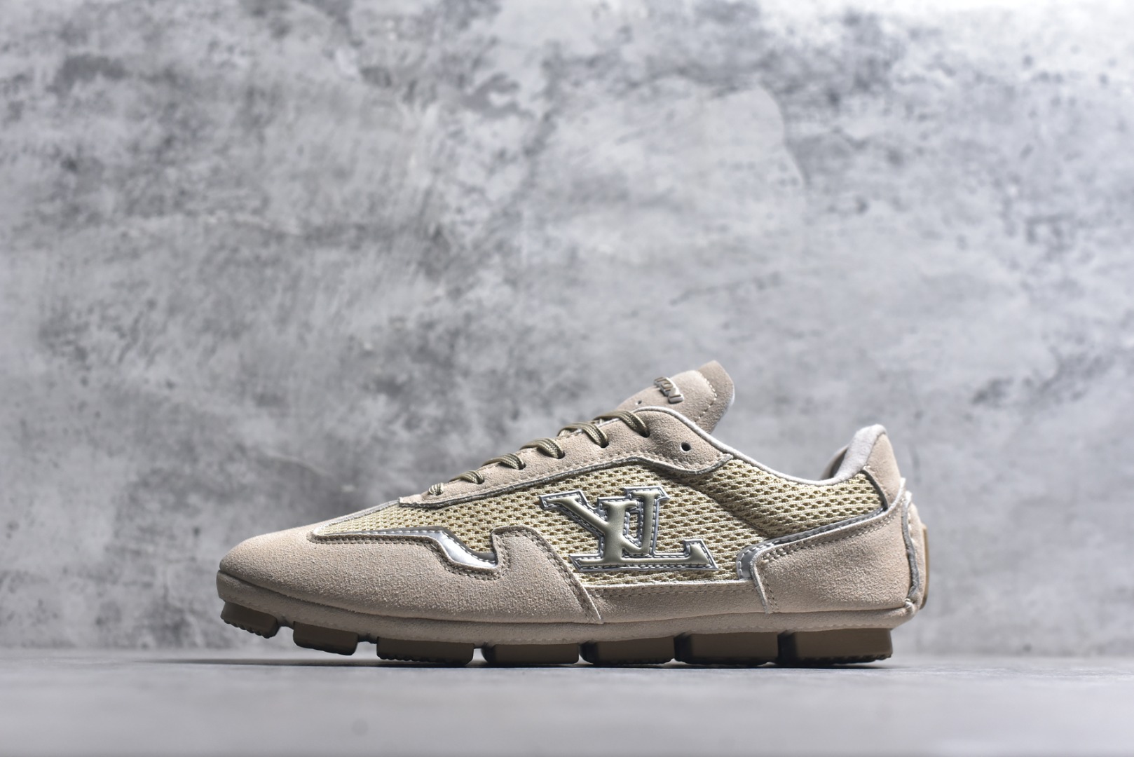 #Louis Vuitton LV RALLY 2025SS 新款百搭 德训鞋 这款 LV Rally运动鞋将光滑的小牛皮与麂皮相结合，营造出精致的色 调搭配效果。白色的点缀增强了这款设计的独特细节，包括侧面标志性的L V首字母缩写。该鞋款采用驾驶式结构，确保柔软和轻便，鞋底由带有 Da mier 图案的橡胶钉组成。颜色：深蓝色麂皮绒和光滑小牛皮鞋带混凝土细 节 Damier 图案橡胶钉鞋底意大利制造 尺码：39-45-选品中心