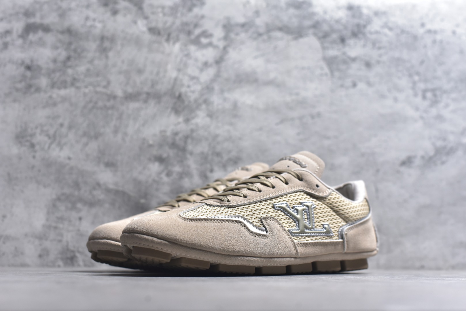 图片[2]-#Louis Vuitton LV RALLY 2025SS 新款百搭 德训鞋 这款 LV Rally运动鞋将光滑的小牛皮与麂皮相结合，营造出精致的色 调搭配效果。白色的点缀增强了这款设计的独特细节，包括侧面标志性的L V首字母缩写。该鞋款采用驾驶式结构，确保柔软和轻便，鞋底由带有 Da mier 图案的橡胶钉组成。颜色：深蓝色麂皮绒和光滑小牛皮鞋带混凝土细 节 Damier 图案橡胶钉鞋底意大利制造 尺码：39-45-选品中心