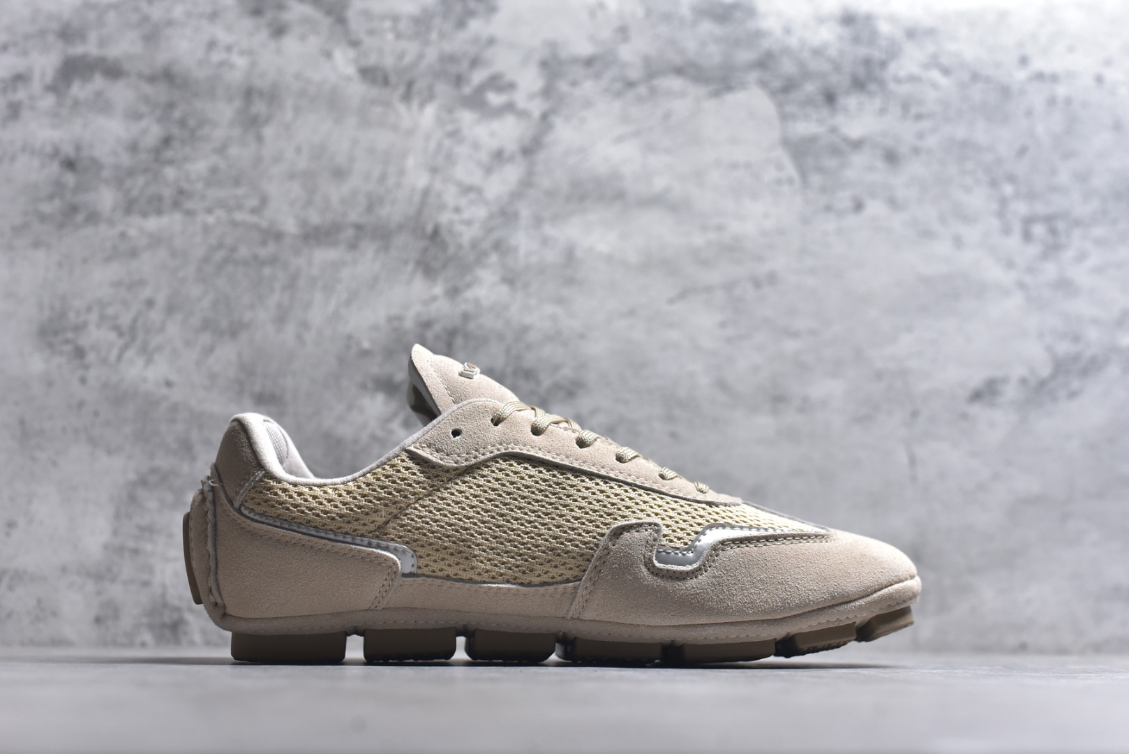 图片[3]-#Louis Vuitton LV RALLY 2025SS 新款百搭 德训鞋 这款 LV Rally运动鞋将光滑的小牛皮与麂皮相结合，营造出精致的色 调搭配效果。白色的点缀增强了这款设计的独特细节，包括侧面标志性的L V首字母缩写。该鞋款采用驾驶式结构，确保柔软和轻便，鞋底由带有 Da mier 图案的橡胶钉组成。颜色：深蓝色麂皮绒和光滑小牛皮鞋带混凝土细 节 Damier 图案橡胶钉鞋底意大利制造 尺码：39-45-选品中心