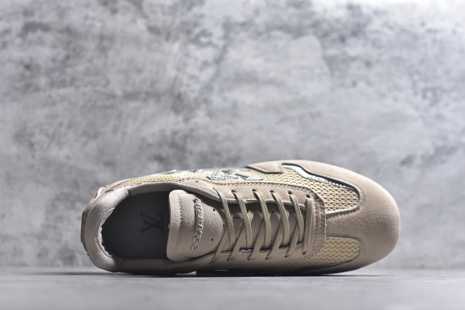 图片[4]-#Louis Vuitton LV RALLY 2025SS 新款百搭 德训鞋 这款 LV Rally运动鞋将光滑的小牛皮与麂皮相结合，营造出精致的色 调搭配效果。白色的点缀增强了这款设计的独特细节，包括侧面标志性的L V首字母缩写。该鞋款采用驾驶式结构，确保柔软和轻便，鞋底由带有 Da mier 图案的橡胶钉组成。颜色：深蓝色麂皮绒和光滑小牛皮鞋带混凝土细 节 Damier 图案橡胶钉鞋底意大利制造 尺码：39-45-选品中心