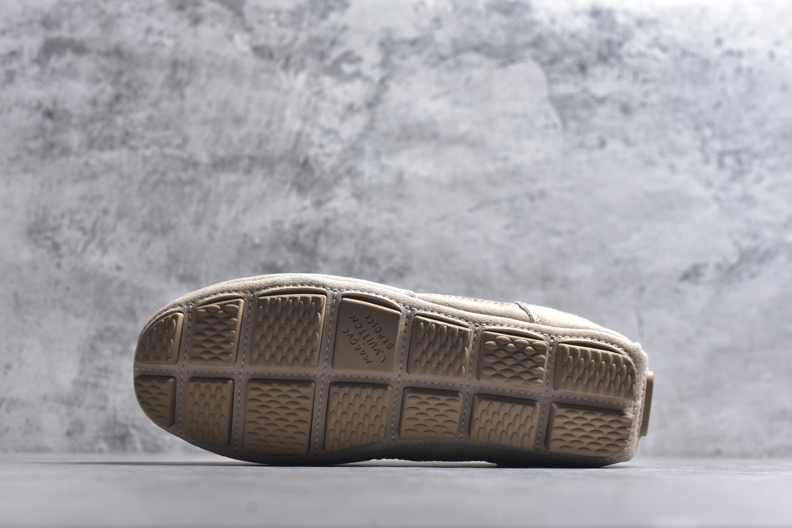 图片[6]-#Louis Vuitton LV RALLY 2025SS 新款百搭 德训鞋 这款 LV Rally运动鞋将光滑的小牛皮与麂皮相结合，营造出精致的色 调搭配效果。白色的点缀增强了这款设计的独特细节，包括侧面标志性的L V首字母缩写。该鞋款采用驾驶式结构，确保柔软和轻便，鞋底由带有 Da mier 图案的橡胶钉组成。颜色：深蓝色麂皮绒和光滑小牛皮鞋带混凝土细 节 Damier 图案橡胶钉鞋底意大利制造 尺码：39-45-选品中心