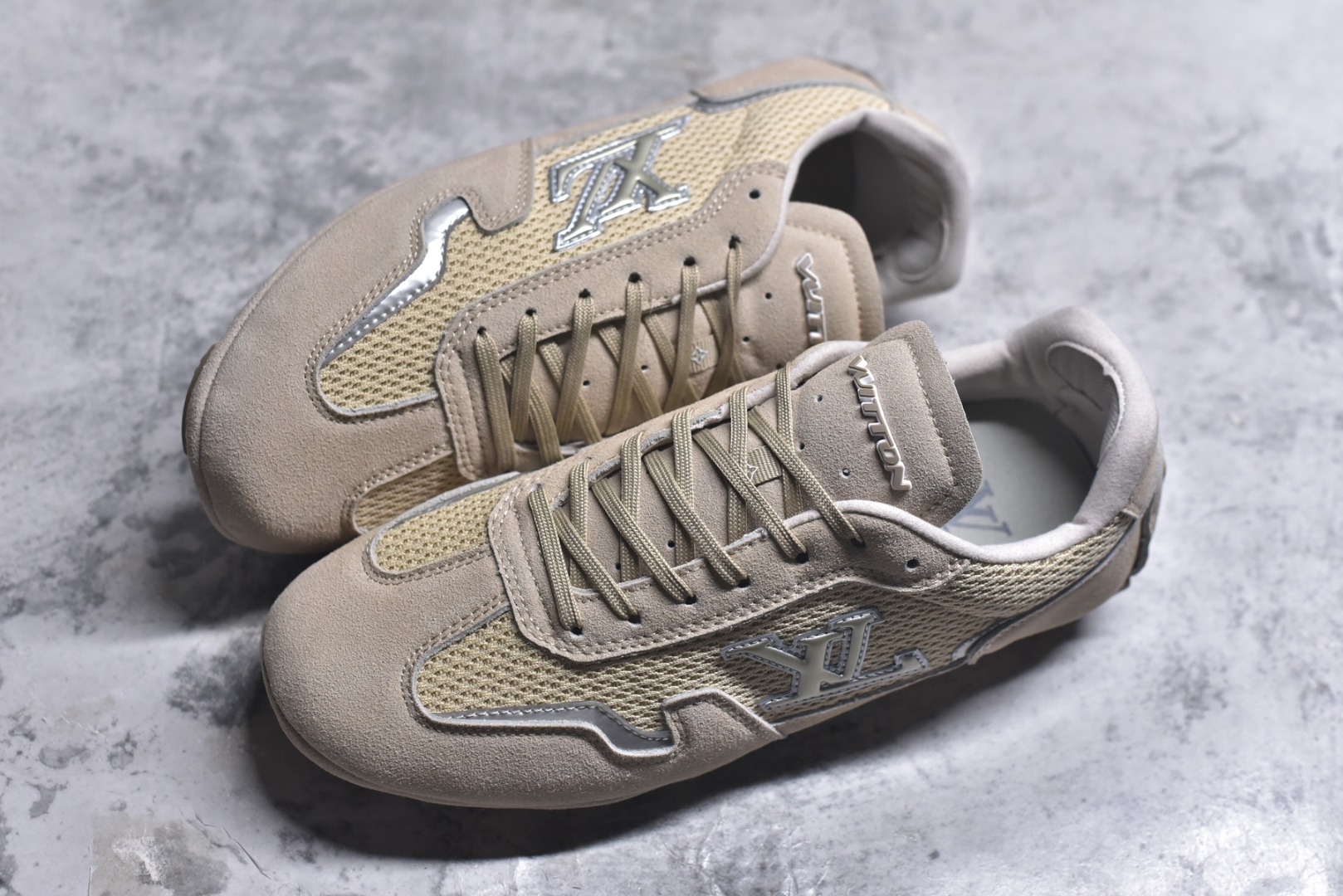 图片[7]-#Louis Vuitton LV RALLY 2025SS 新款百搭 德训鞋 这款 LV Rally运动鞋将光滑的小牛皮与麂皮相结合，营造出精致的色 调搭配效果。白色的点缀增强了这款设计的独特细节，包括侧面标志性的L V首字母缩写。该鞋款采用驾驶式结构，确保柔软和轻便，鞋底由带有 Da mier 图案的橡胶钉组成。颜色：深蓝色麂皮绒和光滑小牛皮鞋带混凝土细 节 Damier 图案橡胶钉鞋底意大利制造 尺码：39-45-选品中心