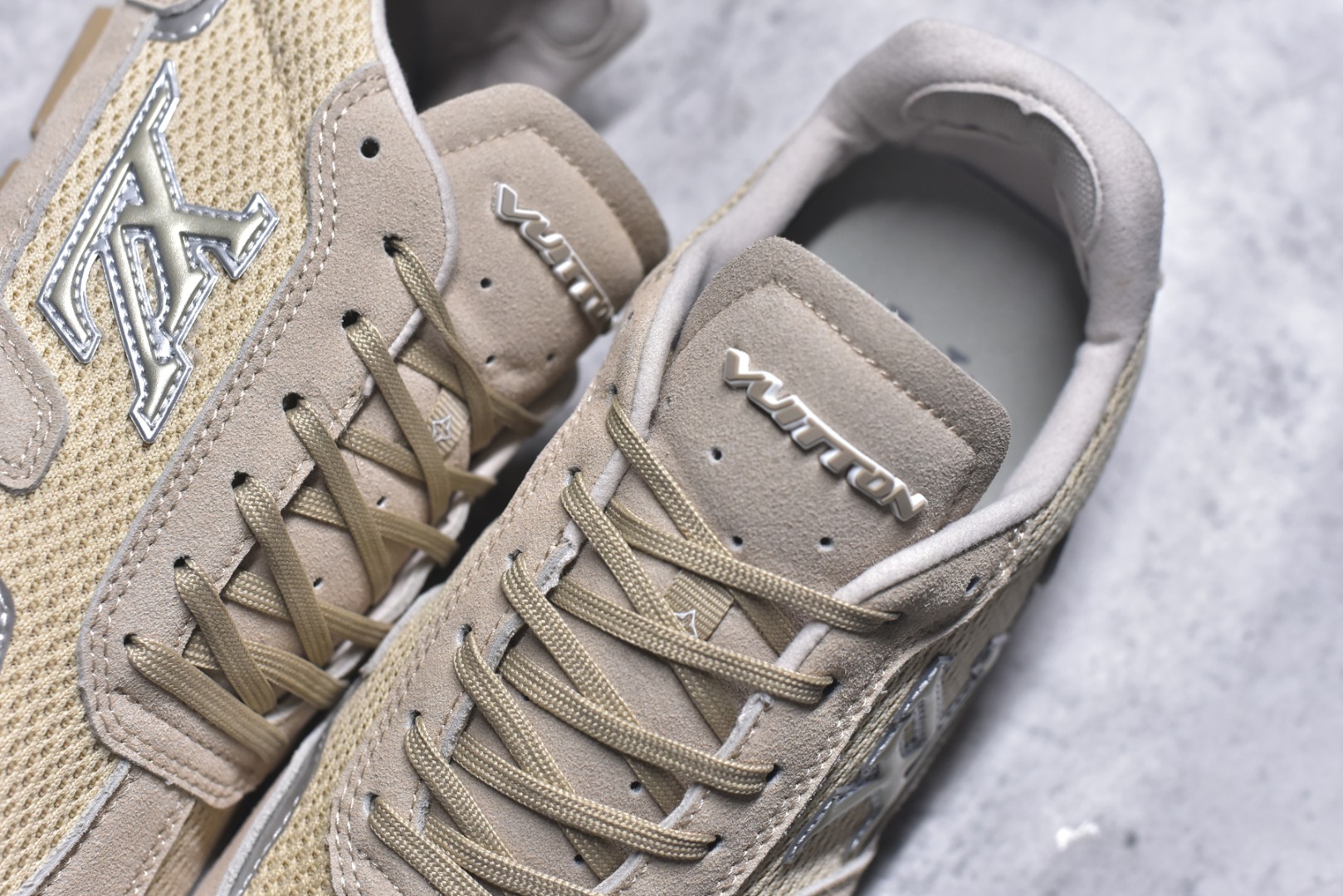 图片[9]-#Louis Vuitton LV RALLY 2025SS 新款百搭 德训鞋 这款 LV Rally运动鞋将光滑的小牛皮与麂皮相结合，营造出精致的色 调搭配效果。白色的点缀增强了这款设计的独特细节，包括侧面标志性的L V首字母缩写。该鞋款采用驾驶式结构，确保柔软和轻便，鞋底由带有 Da mier 图案的橡胶钉组成。颜色：深蓝色麂皮绒和光滑小牛皮鞋带混凝土细 节 Damier 图案橡胶钉鞋底意大利制造 尺码：39-45-选品中心