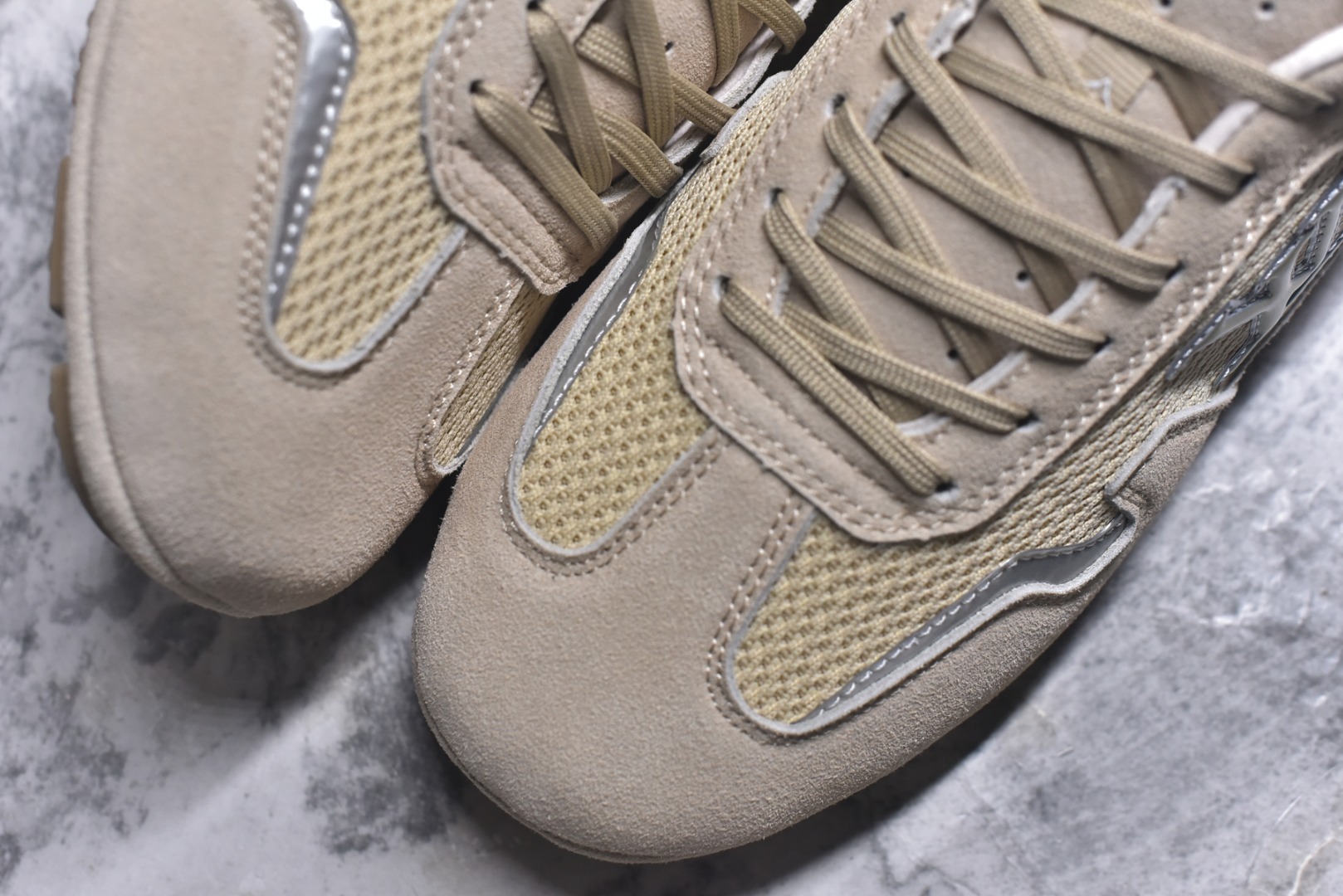 图片[8]-#Louis Vuitton LV RALLY 2025SS 新款百搭 德训鞋 这款 LV Rally运动鞋将光滑的小牛皮与麂皮相结合，营造出精致的色 调搭配效果。白色的点缀增强了这款设计的独特细节，包括侧面标志性的L V首字母缩写。该鞋款采用驾驶式结构，确保柔软和轻便，鞋底由带有 Da mier 图案的橡胶钉组成。颜色：深蓝色麂皮绒和光滑小牛皮鞋带混凝土细 节 Damier 图案橡胶钉鞋底意大利制造 尺码：39-45-选品中心