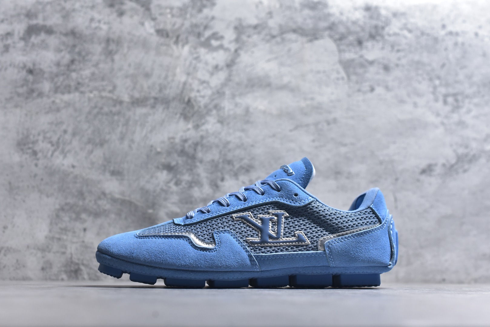 #Louis Vuitton LV RALLY 2025SS 新款百搭 德训鞋 这款 LV Rally运动鞋将光滑的小牛皮与麂皮相结合，营造出精致的色 调搭配效果。白色的点缀增强了这款设计的独特细节，包括侧面标志性的L V首字母缩写。该鞋款采用驾驶式结构，确保柔软和轻便，鞋底由带有 Da mier 图案的橡胶钉组成。颜色：深蓝色麂皮绒和光滑小牛皮鞋带混凝土细 节 Damier 图案橡胶钉鞋底意大利制造 尺码：39-45-选品中心