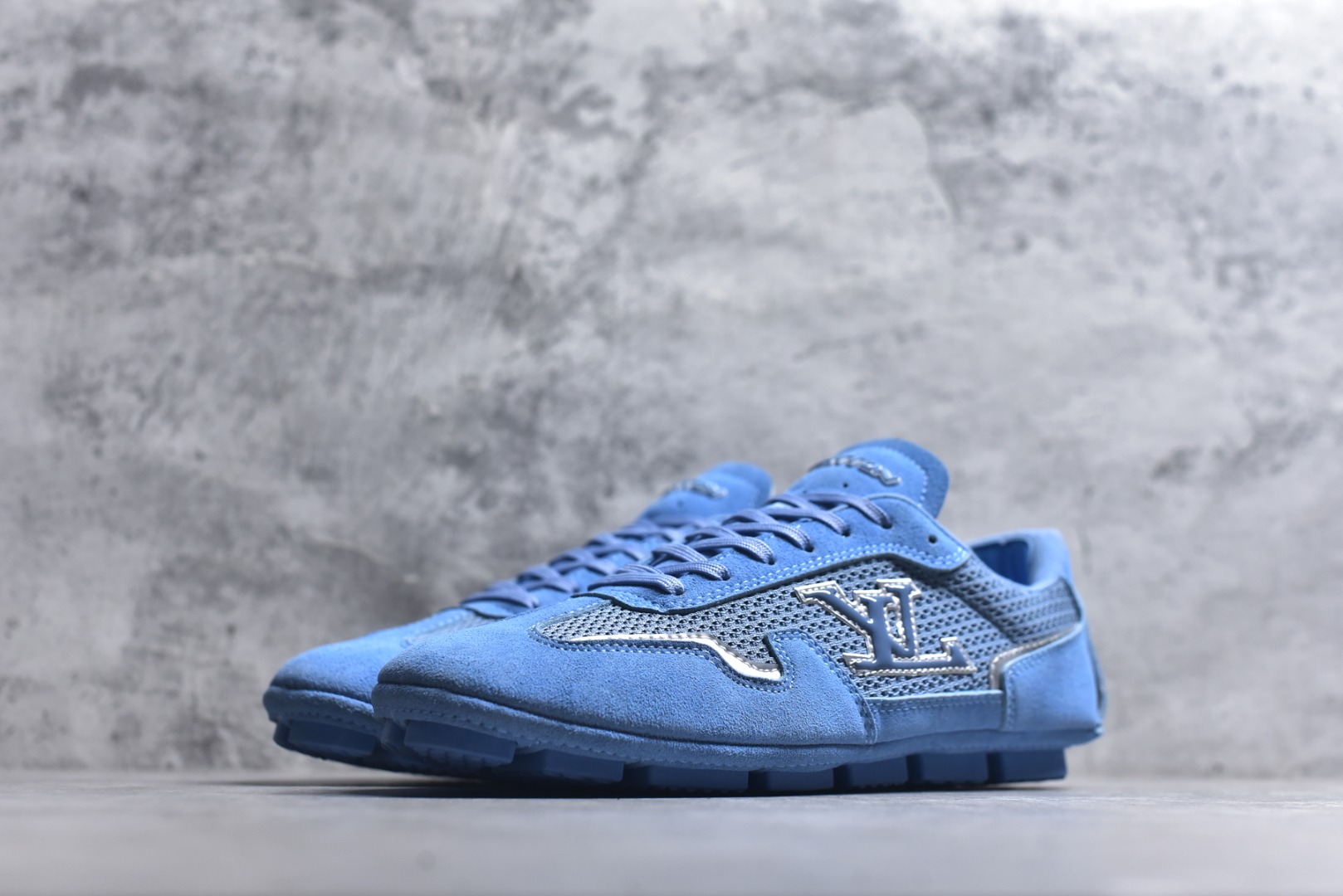 图片[2]-#Louis Vuitton LV RALLY 2025SS 新款百搭 德训鞋 这款 LV Rally运动鞋将光滑的小牛皮与麂皮相结合，营造出精致的色 调搭配效果。白色的点缀增强了这款设计的独特细节，包括侧面标志性的L V首字母缩写。该鞋款采用驾驶式结构，确保柔软和轻便，鞋底由带有 Da mier 图案的橡胶钉组成。颜色：深蓝色麂皮绒和光滑小牛皮鞋带混凝土细 节 Damier 图案橡胶钉鞋底意大利制造 尺码：39-45-选品中心