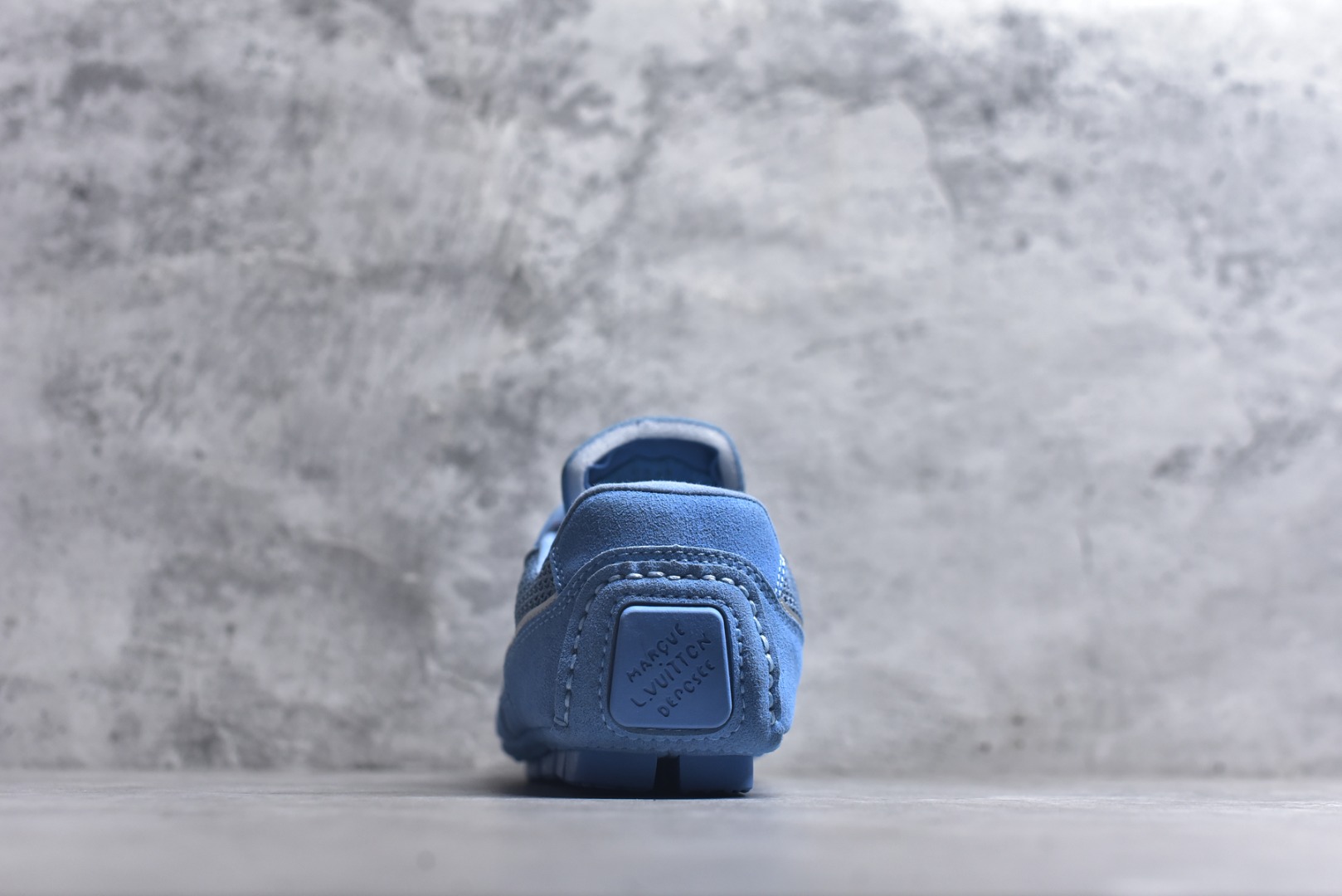 图片[5]-#Louis Vuitton LV RALLY 2025SS 新款百搭 德训鞋 这款 LV Rally运动鞋将光滑的小牛皮与麂皮相结合，营造出精致的色 调搭配效果。白色的点缀增强了这款设计的独特细节，包括侧面标志性的L V首字母缩写。该鞋款采用驾驶式结构，确保柔软和轻便，鞋底由带有 Da mier 图案的橡胶钉组成。颜色：深蓝色麂皮绒和光滑小牛皮鞋带混凝土细 节 Damier 图案橡胶钉鞋底意大利制造 尺码：39-45-选品中心
