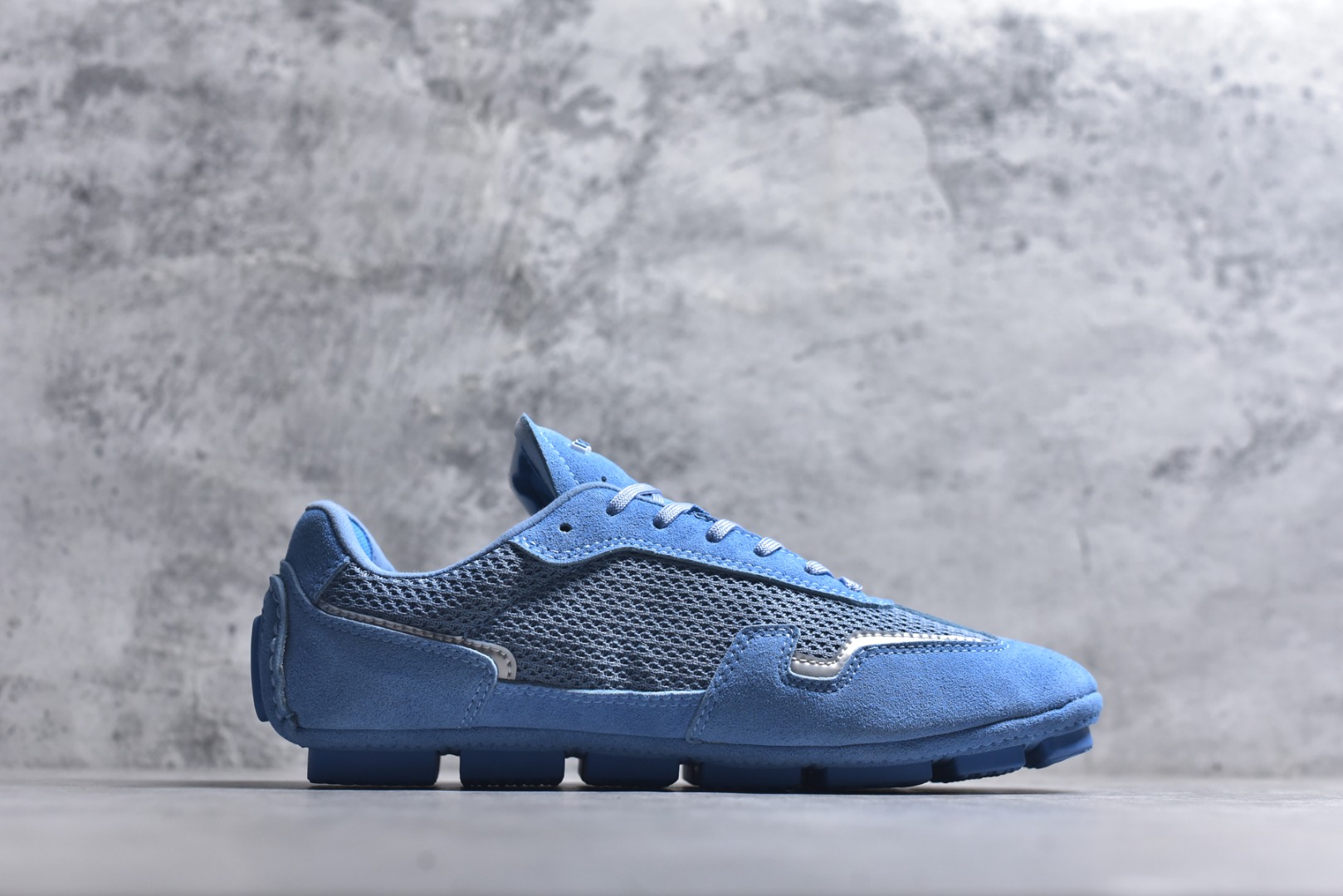 图片[3]-#Louis Vuitton LV RALLY 2025SS 新款百搭 德训鞋 这款 LV Rally运动鞋将光滑的小牛皮与麂皮相结合，营造出精致的色 调搭配效果。白色的点缀增强了这款设计的独特细节，包括侧面标志性的L V首字母缩写。该鞋款采用驾驶式结构，确保柔软和轻便，鞋底由带有 Da mier 图案的橡胶钉组成。颜色：深蓝色麂皮绒和光滑小牛皮鞋带混凝土细 节 Damier 图案橡胶钉鞋底意大利制造 尺码：39-45-选品中心