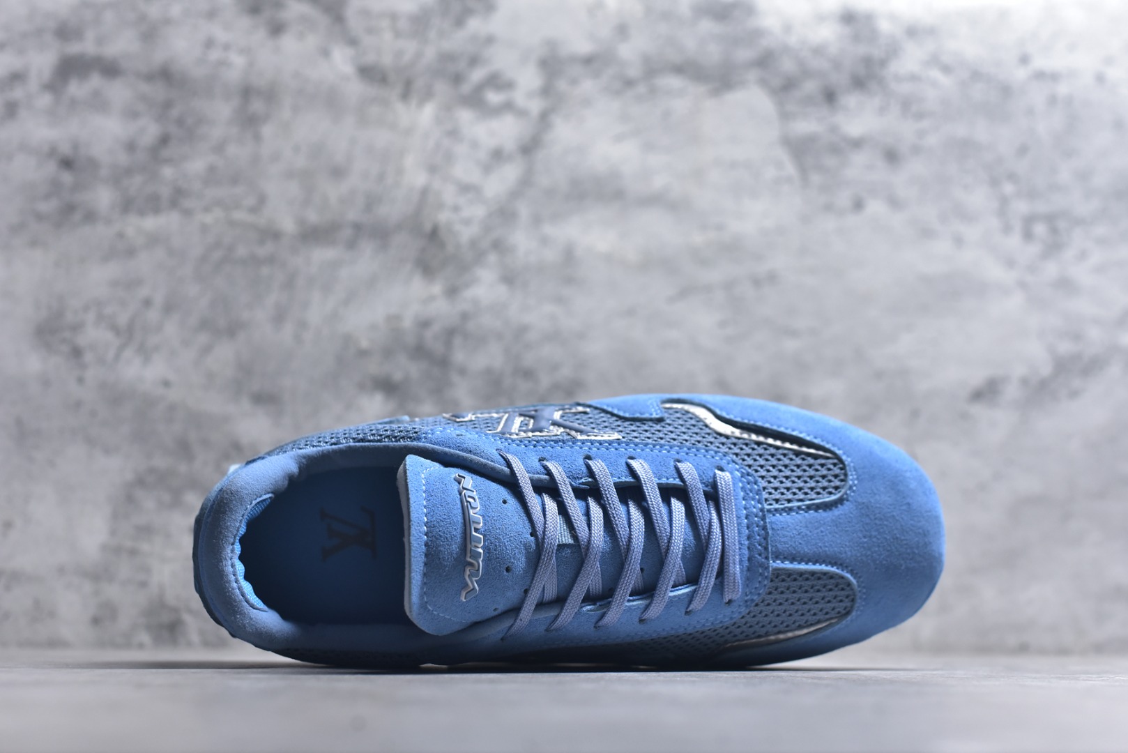 图片[4]-#Louis Vuitton LV RALLY 2025SS 新款百搭 德训鞋 这款 LV Rally运动鞋将光滑的小牛皮与麂皮相结合，营造出精致的色 调搭配效果。白色的点缀增强了这款设计的独特细节，包括侧面标志性的L V首字母缩写。该鞋款采用驾驶式结构，确保柔软和轻便，鞋底由带有 Da mier 图案的橡胶钉组成。颜色：深蓝色麂皮绒和光滑小牛皮鞋带混凝土细 节 Damier 图案橡胶钉鞋底意大利制造 尺码：39-45-选品中心