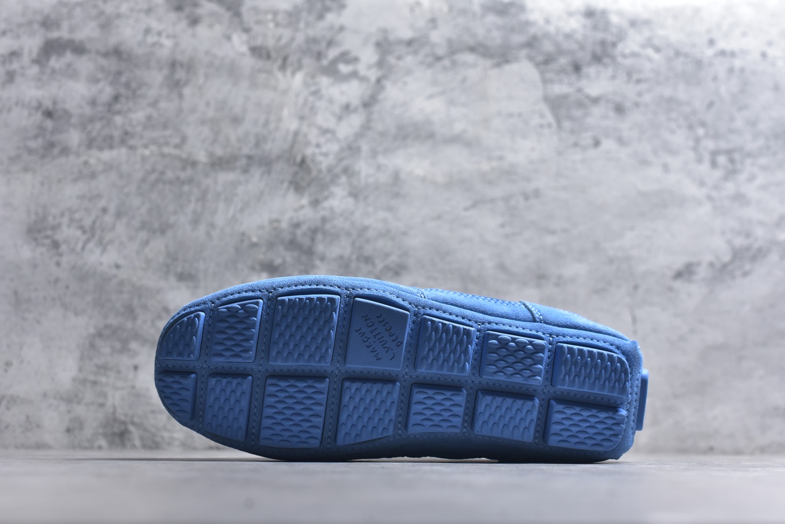 图片[6]-#Louis Vuitton LV RALLY 2025SS 新款百搭 德训鞋 这款 LV Rally运动鞋将光滑的小牛皮与麂皮相结合，营造出精致的色 调搭配效果。白色的点缀增强了这款设计的独特细节，包括侧面标志性的L V首字母缩写。该鞋款采用驾驶式结构，确保柔软和轻便，鞋底由带有 Da mier 图案的橡胶钉组成。颜色：深蓝色麂皮绒和光滑小牛皮鞋带混凝土细 节 Damier 图案橡胶钉鞋底意大利制造 尺码：39-45-选品中心