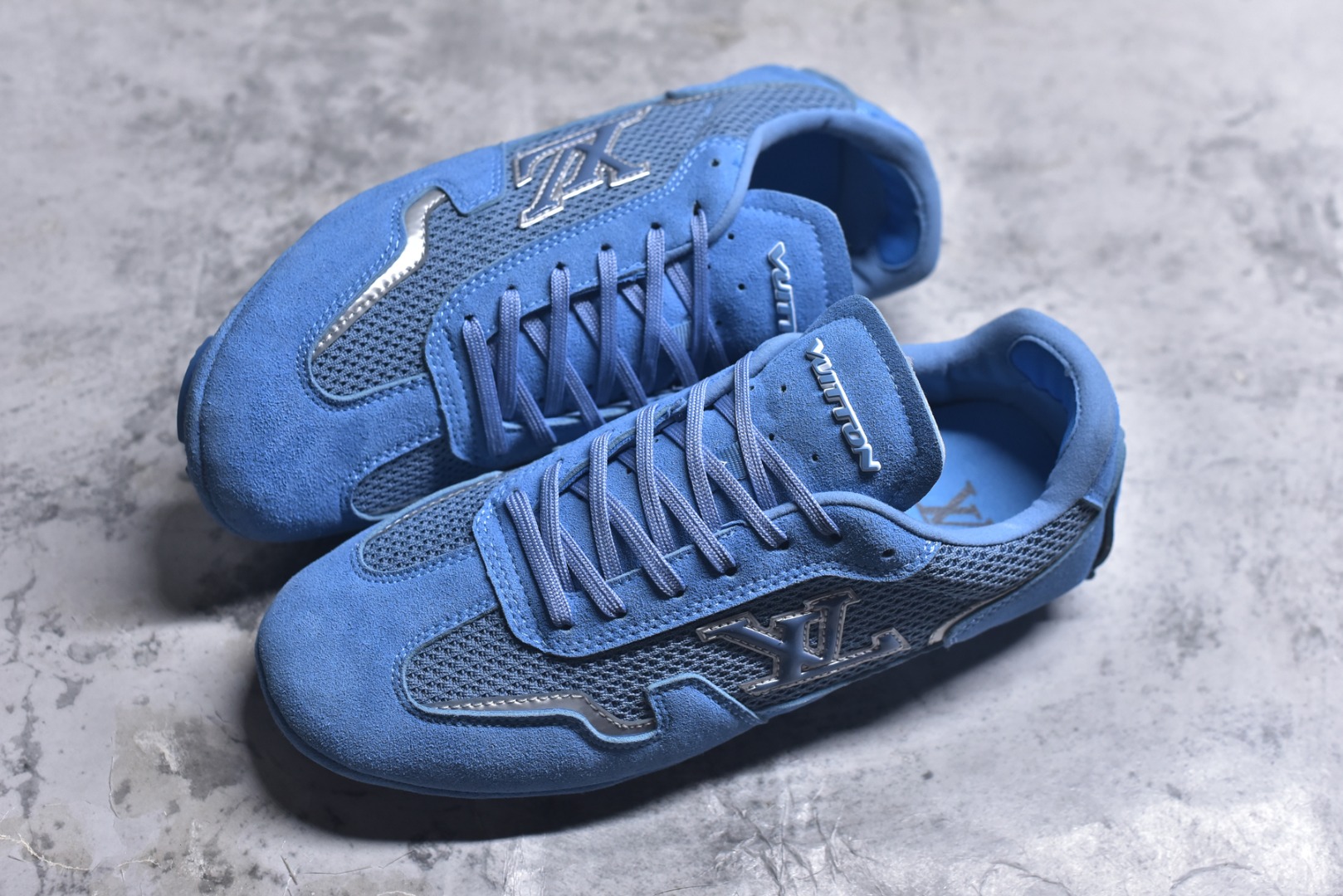 图片[7]-#Louis Vuitton LV RALLY 2025SS 新款百搭 德训鞋 这款 LV Rally运动鞋将光滑的小牛皮与麂皮相结合，营造出精致的色 调搭配效果。白色的点缀增强了这款设计的独特细节，包括侧面标志性的L V首字母缩写。该鞋款采用驾驶式结构，确保柔软和轻便，鞋底由带有 Da mier 图案的橡胶钉组成。颜色：深蓝色麂皮绒和光滑小牛皮鞋带混凝土细 节 Damier 图案橡胶钉鞋底意大利制造 尺码：39-45-选品中心