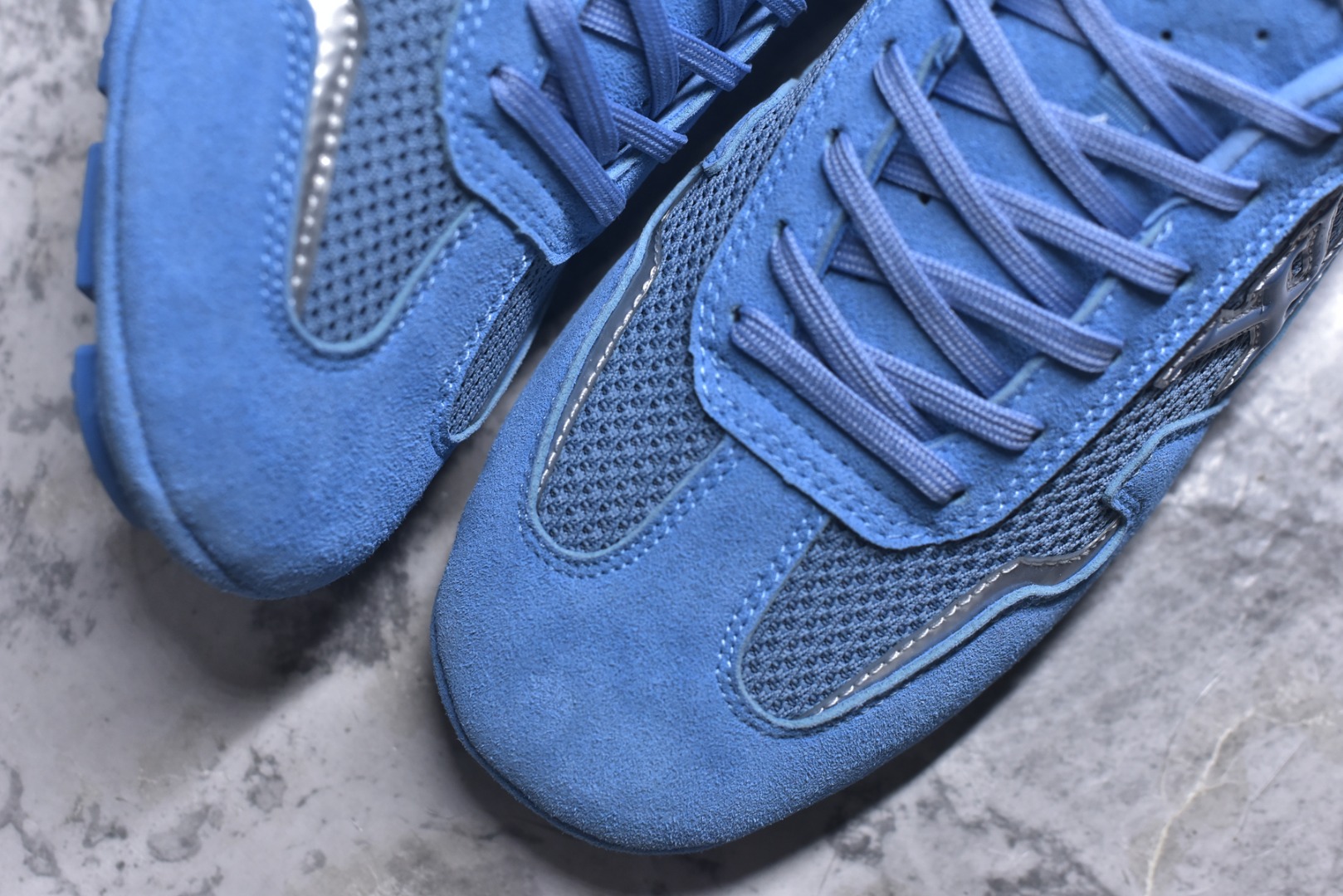 图片[8]-#Louis Vuitton LV RALLY 2025SS 新款百搭 德训鞋 这款 LV Rally运动鞋将光滑的小牛皮与麂皮相结合，营造出精致的色 调搭配效果。白色的点缀增强了这款设计的独特细节，包括侧面标志性的L V首字母缩写。该鞋款采用驾驶式结构，确保柔软和轻便，鞋底由带有 Da mier 图案的橡胶钉组成。颜色：深蓝色麂皮绒和光滑小牛皮鞋带混凝土细 节 Damier 图案橡胶钉鞋底意大利制造 尺码：39-45-选品中心