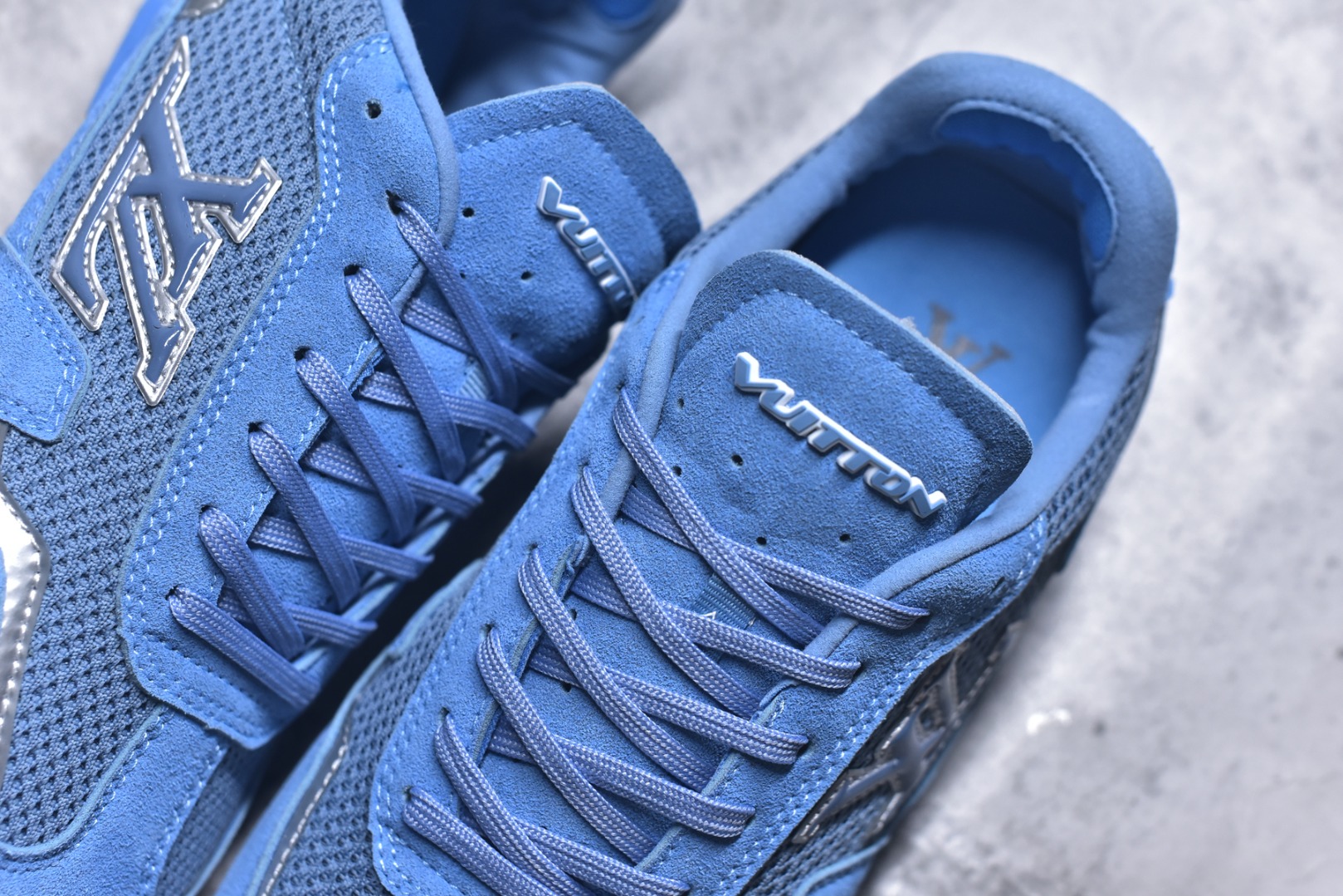 图片[9]-#Louis Vuitton LV RALLY 2025SS 新款百搭 德训鞋 这款 LV Rally运动鞋将光滑的小牛皮与麂皮相结合，营造出精致的色 调搭配效果。白色的点缀增强了这款设计的独特细节，包括侧面标志性的L V首字母缩写。该鞋款采用驾驶式结构，确保柔软和轻便，鞋底由带有 Da mier 图案的橡胶钉组成。颜色：深蓝色麂皮绒和光滑小牛皮鞋带混凝土细 节 Damier 图案橡胶钉鞋底意大利制造 尺码：39-45-选品中心