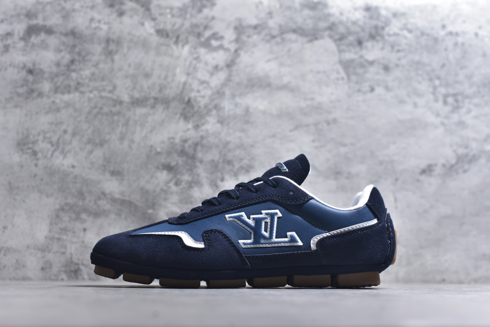 #Louis Vuitton LV RALLY 2025SS 新款百搭 德训鞋 这款 LV Rally运动鞋将光滑的小牛皮与麂皮相结合，营造出精致的色 调搭配效果。白色的点缀增强了这款设计的独特细节，包括侧面标志性的L V首字母缩写。该鞋款采用驾驶式结构，确保柔软和轻便，鞋底由带有 Da mier 图案的橡胶钉组成。颜色：深蓝色麂皮绒和光滑小牛皮鞋带混凝土细 节 Damier 图案橡胶钉鞋底意大利制造 尺码：39-45-选品中心