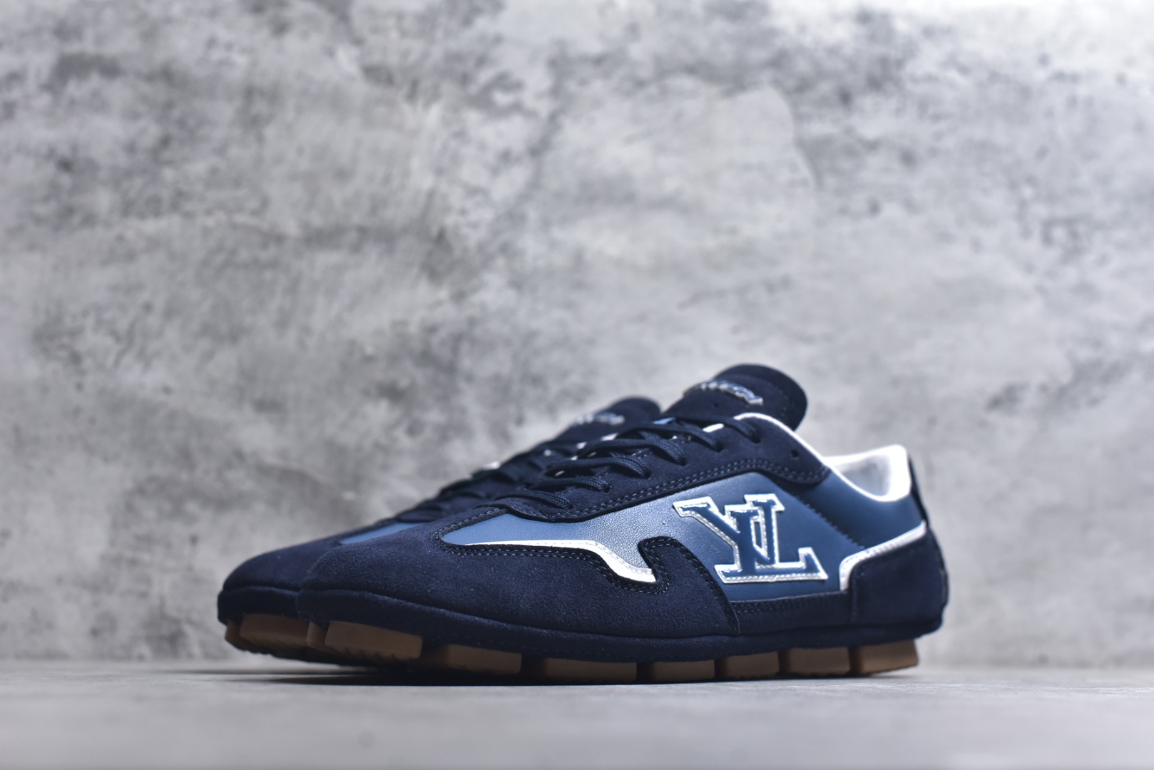 图片[2]-#Louis Vuitton LV RALLY 2025SS 新款百搭 德训鞋 这款 LV Rally运动鞋将光滑的小牛皮与麂皮相结合，营造出精致的色 调搭配效果。白色的点缀增强了这款设计的独特细节，包括侧面标志性的L V首字母缩写。该鞋款采用驾驶式结构，确保柔软和轻便，鞋底由带有 Da mier 图案的橡胶钉组成。颜色：深蓝色麂皮绒和光滑小牛皮鞋带混凝土细 节 Damier 图案橡胶钉鞋底意大利制造 尺码：39-45-选品中心