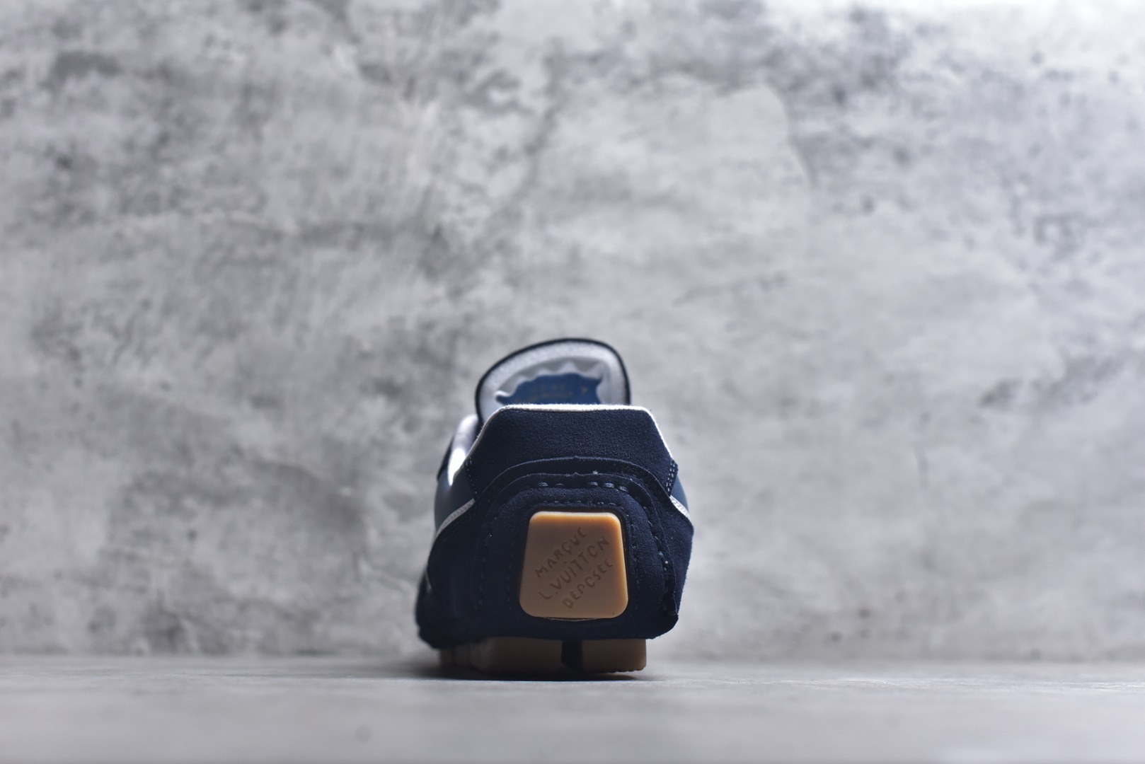 图片[5]-#Louis Vuitton LV RALLY 2025SS 新款百搭 德训鞋 这款 LV Rally运动鞋将光滑的小牛皮与麂皮相结合，营造出精致的色 调搭配效果。白色的点缀增强了这款设计的独特细节，包括侧面标志性的L V首字母缩写。该鞋款采用驾驶式结构，确保柔软和轻便，鞋底由带有 Da mier 图案的橡胶钉组成。颜色：深蓝色麂皮绒和光滑小牛皮鞋带混凝土细 节 Damier 图案橡胶钉鞋底意大利制造 尺码：39-45-选品中心