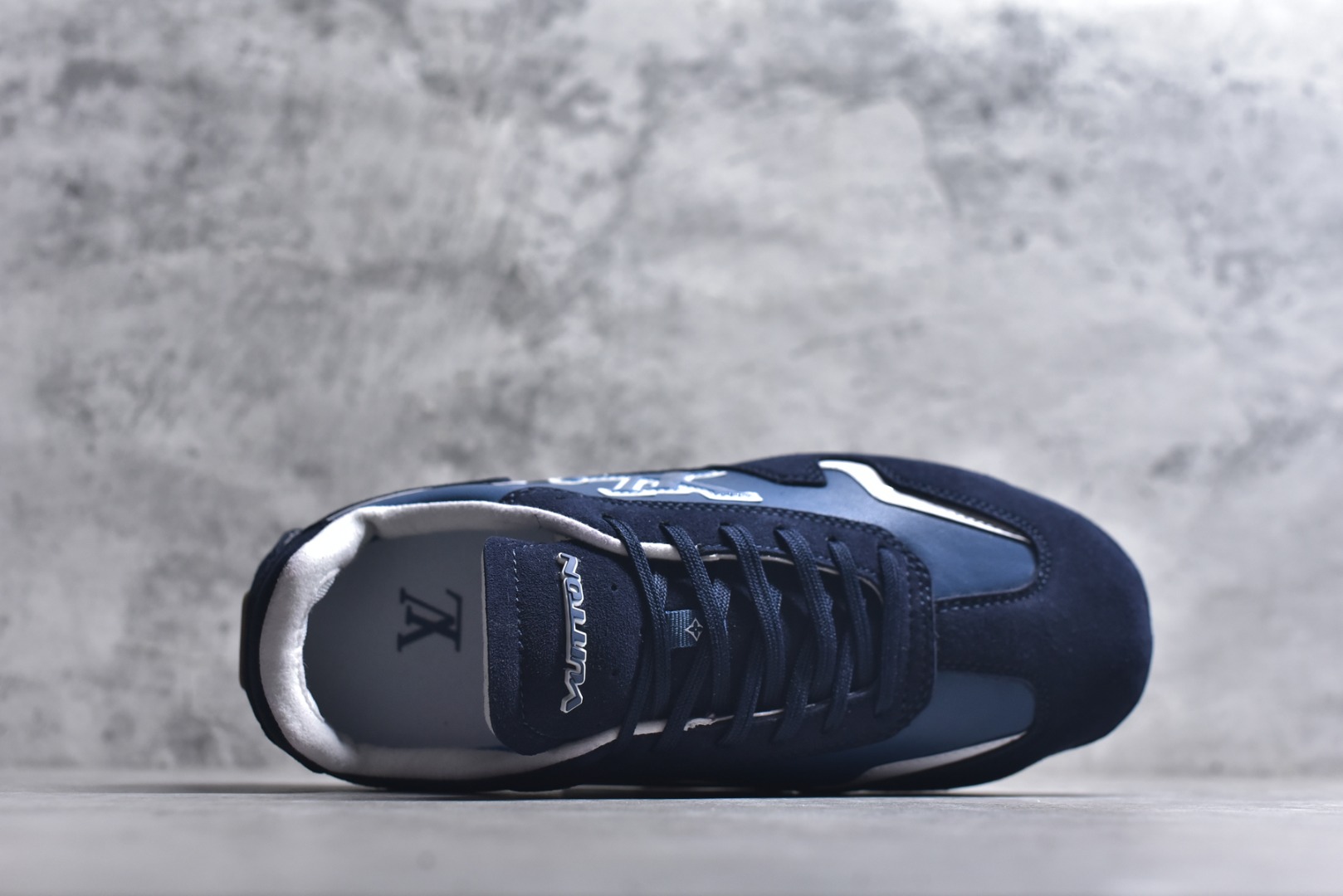 图片[4]-#Louis Vuitton LV RALLY 2025SS 新款百搭 德训鞋 这款 LV Rally运动鞋将光滑的小牛皮与麂皮相结合，营造出精致的色 调搭配效果。白色的点缀增强了这款设计的独特细节，包括侧面标志性的L V首字母缩写。该鞋款采用驾驶式结构，确保柔软和轻便，鞋底由带有 Da mier 图案的橡胶钉组成。颜色：深蓝色麂皮绒和光滑小牛皮鞋带混凝土细 节 Damier 图案橡胶钉鞋底意大利制造 尺码：39-45-选品中心