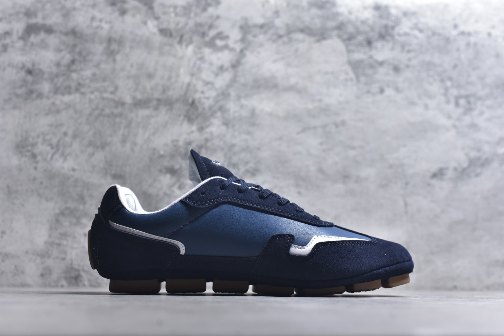 图片[3]-#Louis Vuitton LV RALLY 2025SS 新款百搭 德训鞋 这款 LV Rally运动鞋将光滑的小牛皮与麂皮相结合，营造出精致的色 调搭配效果。白色的点缀增强了这款设计的独特细节，包括侧面标志性的L V首字母缩写。该鞋款采用驾驶式结构，确保柔软和轻便，鞋底由带有 Da mier 图案的橡胶钉组成。颜色：深蓝色麂皮绒和光滑小牛皮鞋带混凝土细 节 Damier 图案橡胶钉鞋底意大利制造 尺码：39-45-选品中心