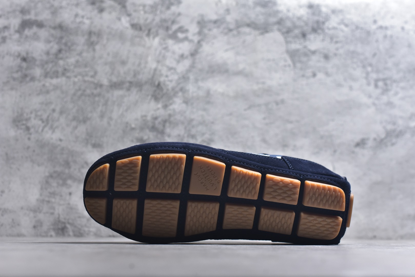 图片[6]-#Louis Vuitton LV RALLY 2025SS 新款百搭 德训鞋 这款 LV Rally运动鞋将光滑的小牛皮与麂皮相结合，营造出精致的色 调搭配效果。白色的点缀增强了这款设计的独特细节，包括侧面标志性的L V首字母缩写。该鞋款采用驾驶式结构，确保柔软和轻便，鞋底由带有 Da mier 图案的橡胶钉组成。颜色：深蓝色麂皮绒和光滑小牛皮鞋带混凝土细 节 Damier 图案橡胶钉鞋底意大利制造 尺码：39-45-选品中心