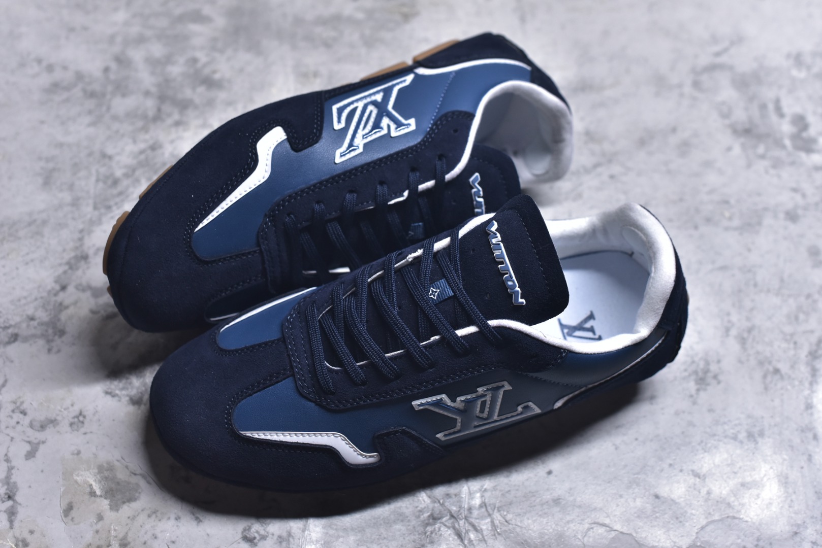 图片[7]-#Louis Vuitton LV RALLY 2025SS 新款百搭 德训鞋 这款 LV Rally运动鞋将光滑的小牛皮与麂皮相结合，营造出精致的色 调搭配效果。白色的点缀增强了这款设计的独特细节，包括侧面标志性的L V首字母缩写。该鞋款采用驾驶式结构，确保柔软和轻便，鞋底由带有 Da mier 图案的橡胶钉组成。颜色：深蓝色麂皮绒和光滑小牛皮鞋带混凝土细 节 Damier 图案橡胶钉鞋底意大利制造 尺码：39-45-选品中心