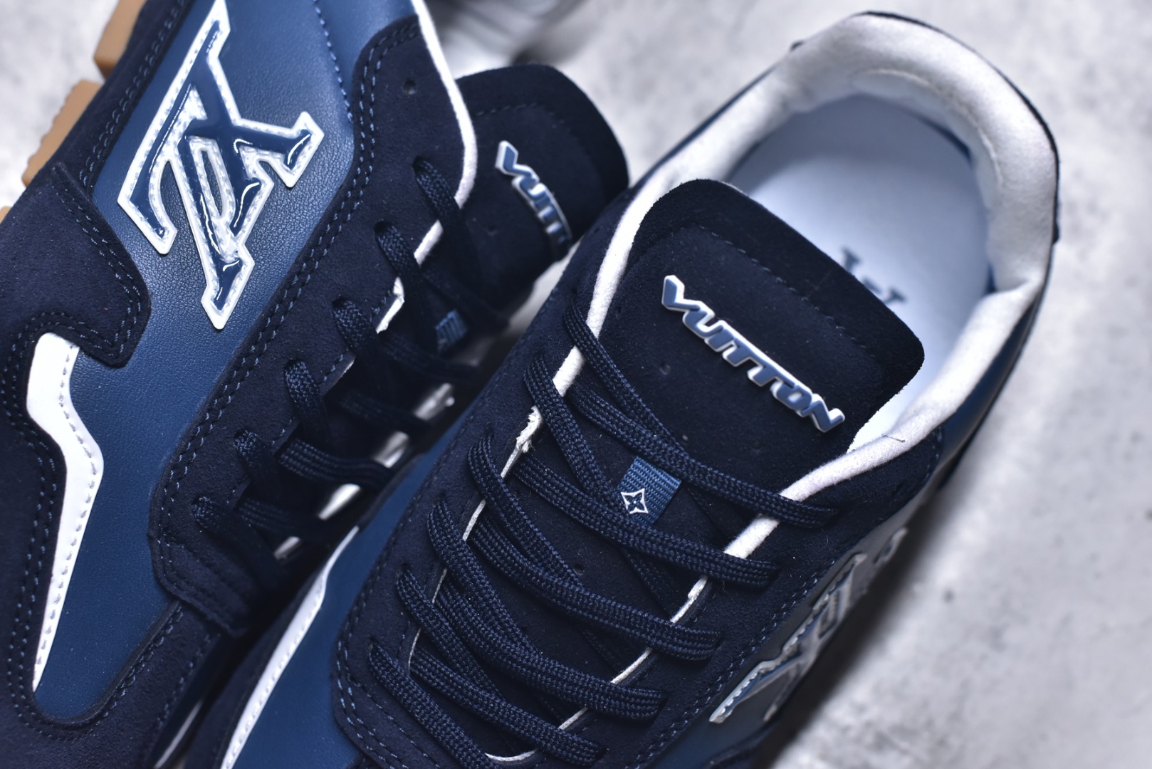 图片[9]-#Louis Vuitton LV RALLY 2025SS 新款百搭 德训鞋 这款 LV Rally运动鞋将光滑的小牛皮与麂皮相结合，营造出精致的色 调搭配效果。白色的点缀增强了这款设计的独特细节，包括侧面标志性的L V首字母缩写。该鞋款采用驾驶式结构，确保柔软和轻便，鞋底由带有 Da mier 图案的橡胶钉组成。颜色：深蓝色麂皮绒和光滑小牛皮鞋带混凝土细 节 Damier 图案橡胶钉鞋底意大利制造 尺码：39-45-选品中心