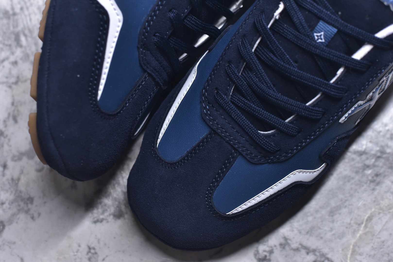 图片[8]-#Louis Vuitton LV RALLY 2025SS 新款百搭 德训鞋 这款 LV Rally运动鞋将光滑的小牛皮与麂皮相结合，营造出精致的色 调搭配效果。白色的点缀增强了这款设计的独特细节，包括侧面标志性的L V首字母缩写。该鞋款采用驾驶式结构，确保柔软和轻便，鞋底由带有 Da mier 图案的橡胶钉组成。颜色：深蓝色麂皮绒和光滑小牛皮鞋带混凝土细 节 Damier 图案橡胶钉鞋底意大利制造 尺码：39-45-选品中心