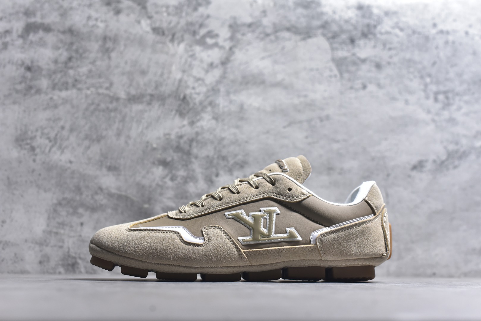 #Louis Vuitton LV RALLY 2025SS 新款百搭 德训鞋 这款 LV Rally运动鞋将光滑的小牛皮与麂皮相结合，营造出精致的色 调搭配效果。白色的点缀增强了这款设计的独特细节，包括侧面标志性的L V首字母缩写。该鞋款采用驾驶式结构，确保柔软和轻便，鞋底由带有 Da mier 图案的橡胶钉组成。颜色：深蓝色麂皮绒和光滑小牛皮鞋带混凝土细 节 Damier 图案橡胶钉鞋底意大利制造 尺码：39-45-选品中心