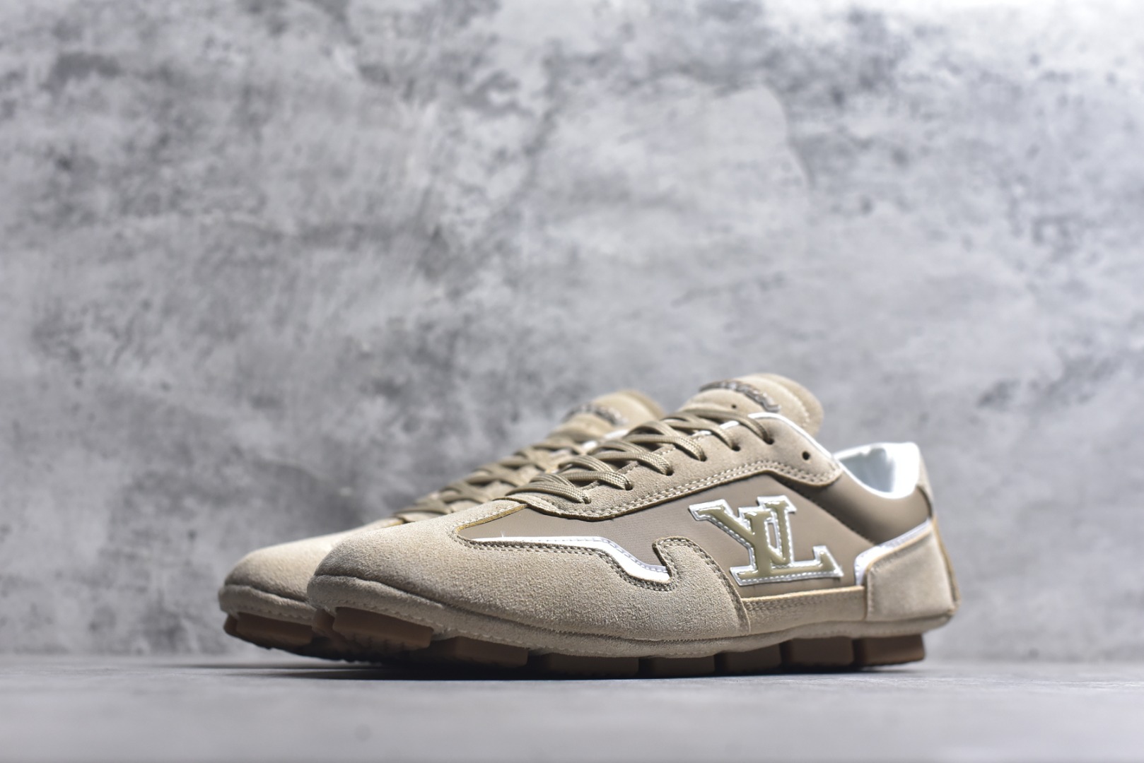 图片[2]-#Louis Vuitton LV RALLY 2025SS 新款百搭 德训鞋 这款 LV Rally运动鞋将光滑的小牛皮与麂皮相结合，营造出精致的色 调搭配效果。白色的点缀增强了这款设计的独特细节，包括侧面标志性的L V首字母缩写。该鞋款采用驾驶式结构，确保柔软和轻便，鞋底由带有 Da mier 图案的橡胶钉组成。颜色：深蓝色麂皮绒和光滑小牛皮鞋带混凝土细 节 Damier 图案橡胶钉鞋底意大利制造 尺码：39-45-选品中心