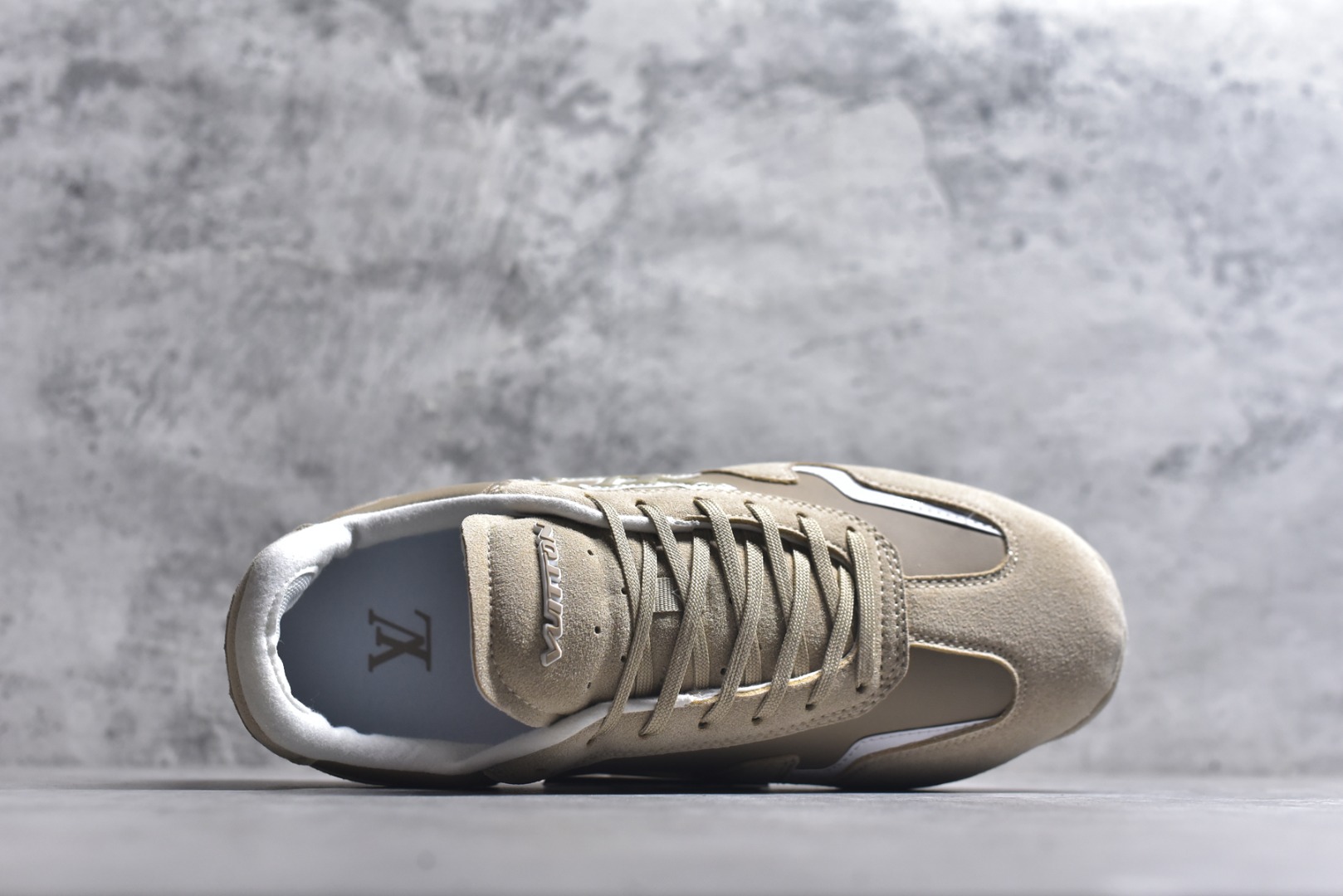 图片[4]-#Louis Vuitton LV RALLY 2025SS 新款百搭 德训鞋 这款 LV Rally运动鞋将光滑的小牛皮与麂皮相结合，营造出精致的色 调搭配效果。白色的点缀增强了这款设计的独特细节，包括侧面标志性的L V首字母缩写。该鞋款采用驾驶式结构，确保柔软和轻便，鞋底由带有 Da mier 图案的橡胶钉组成。颜色：深蓝色麂皮绒和光滑小牛皮鞋带混凝土细 节 Damier 图案橡胶钉鞋底意大利制造 尺码：39-45-选品中心