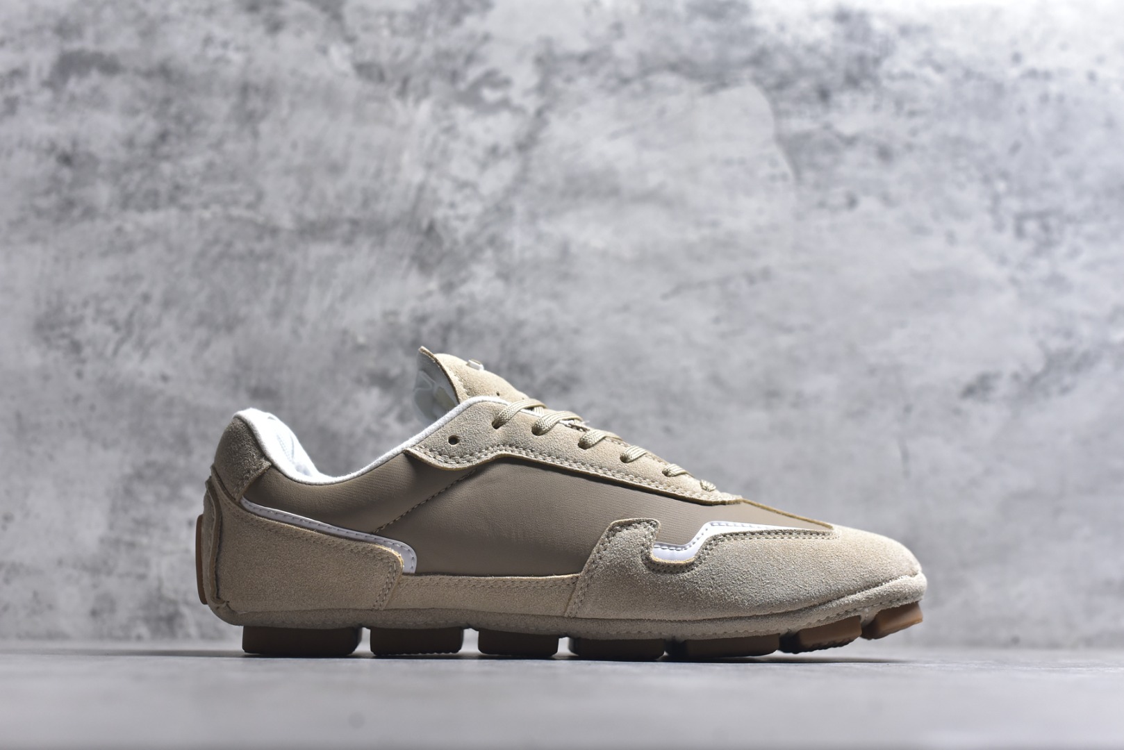 图片[3]-#Louis Vuitton LV RALLY 2025SS 新款百搭 德训鞋 这款 LV Rally运动鞋将光滑的小牛皮与麂皮相结合，营造出精致的色 调搭配效果。白色的点缀增强了这款设计的独特细节，包括侧面标志性的L V首字母缩写。该鞋款采用驾驶式结构，确保柔软和轻便，鞋底由带有 Da mier 图案的橡胶钉组成。颜色：深蓝色麂皮绒和光滑小牛皮鞋带混凝土细 节 Damier 图案橡胶钉鞋底意大利制造 尺码：39-45-选品中心