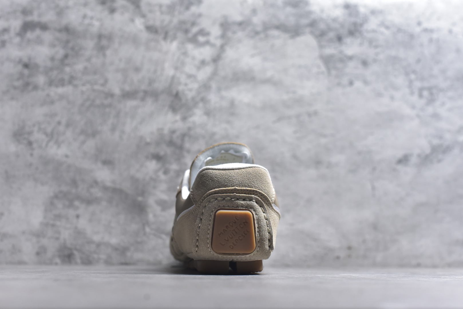 图片[5]-#Louis Vuitton LV RALLY 2025SS 新款百搭 德训鞋 这款 LV Rally运动鞋将光滑的小牛皮与麂皮相结合，营造出精致的色 调搭配效果。白色的点缀增强了这款设计的独特细节，包括侧面标志性的L V首字母缩写。该鞋款采用驾驶式结构，确保柔软和轻便，鞋底由带有 Da mier 图案的橡胶钉组成。颜色：深蓝色麂皮绒和光滑小牛皮鞋带混凝土细 节 Damier 图案橡胶钉鞋底意大利制造 尺码：39-45-选品中心