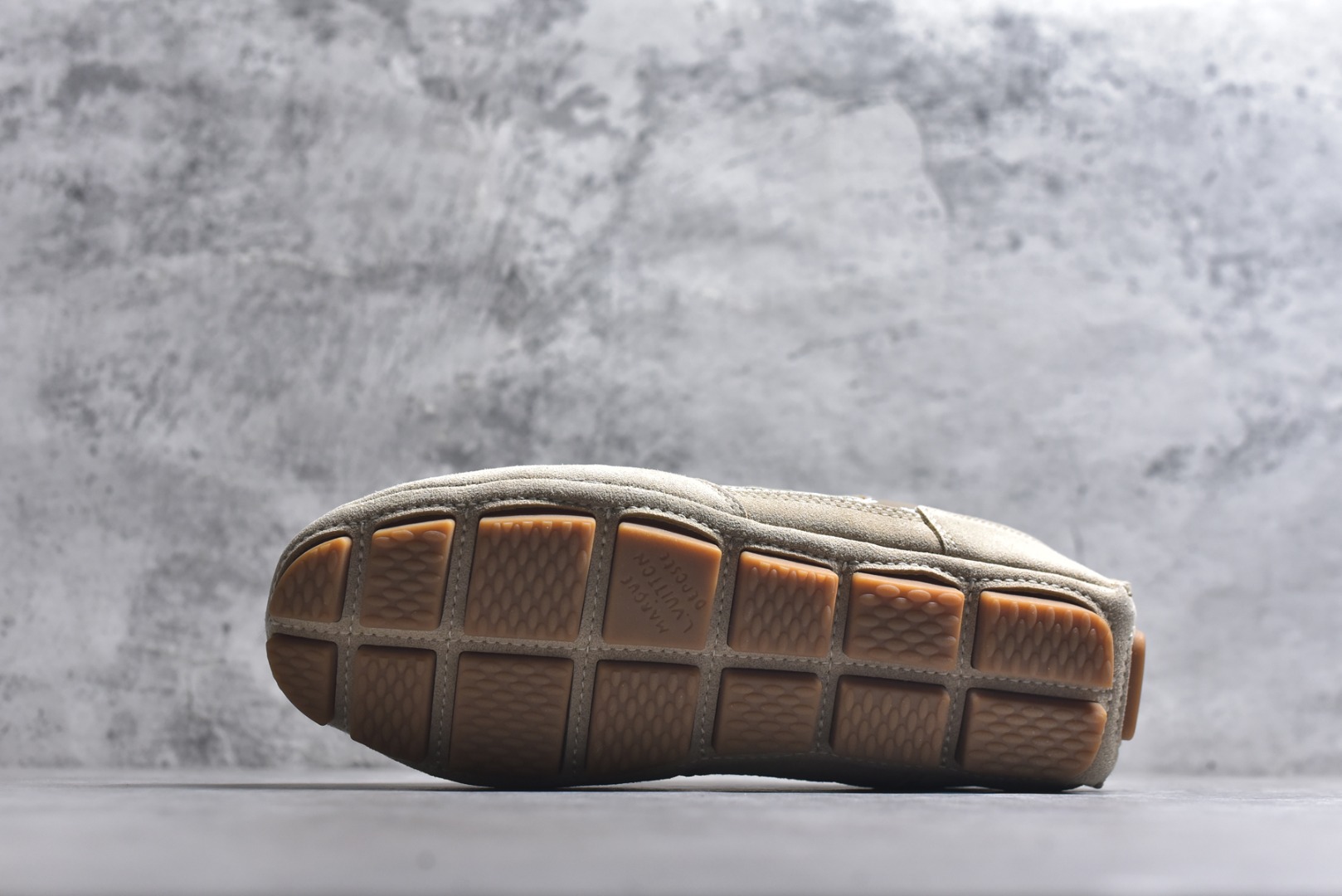 图片[6]-#Louis Vuitton LV RALLY 2025SS 新款百搭 德训鞋 这款 LV Rally运动鞋将光滑的小牛皮与麂皮相结合，营造出精致的色 调搭配效果。白色的点缀增强了这款设计的独特细节，包括侧面标志性的L V首字母缩写。该鞋款采用驾驶式结构，确保柔软和轻便，鞋底由带有 Da mier 图案的橡胶钉组成。颜色：深蓝色麂皮绒和光滑小牛皮鞋带混凝土细 节 Damier 图案橡胶钉鞋底意大利制造 尺码：39-45-选品中心