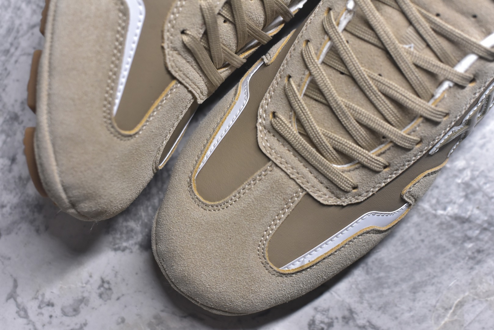 图片[8]-#Louis Vuitton LV RALLY 2025SS 新款百搭 德训鞋 这款 LV Rally运动鞋将光滑的小牛皮与麂皮相结合，营造出精致的色 调搭配效果。白色的点缀增强了这款设计的独特细节，包括侧面标志性的L V首字母缩写。该鞋款采用驾驶式结构，确保柔软和轻便，鞋底由带有 Da mier 图案的橡胶钉组成。颜色：深蓝色麂皮绒和光滑小牛皮鞋带混凝土细 节 Damier 图案橡胶钉鞋底意大利制造 尺码：39-45-选品中心