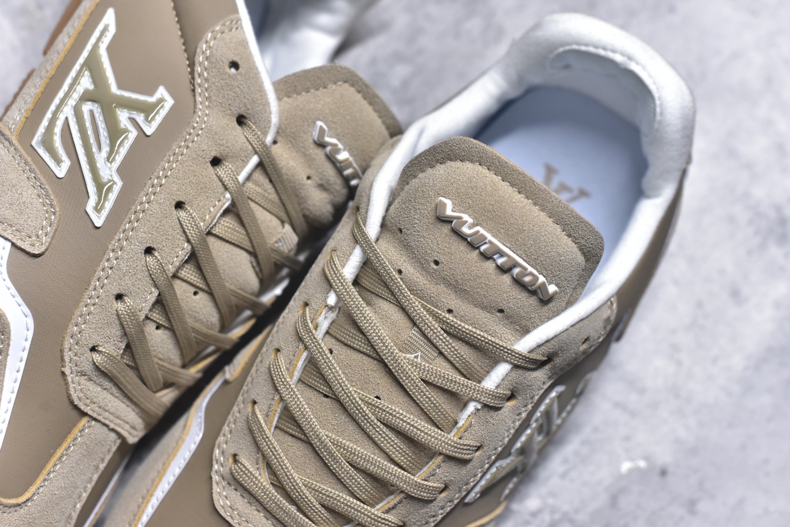 图片[9]-#Louis Vuitton LV RALLY 2025SS 新款百搭 德训鞋 这款 LV Rally运动鞋将光滑的小牛皮与麂皮相结合，营造出精致的色 调搭配效果。白色的点缀增强了这款设计的独特细节，包括侧面标志性的L V首字母缩写。该鞋款采用驾驶式结构，确保柔软和轻便，鞋底由带有 Da mier 图案的橡胶钉组成。颜色：深蓝色麂皮绒和光滑小牛皮鞋带混凝土细 节 Damier 图案橡胶钉鞋底意大利制造 尺码：39-45-选品中心