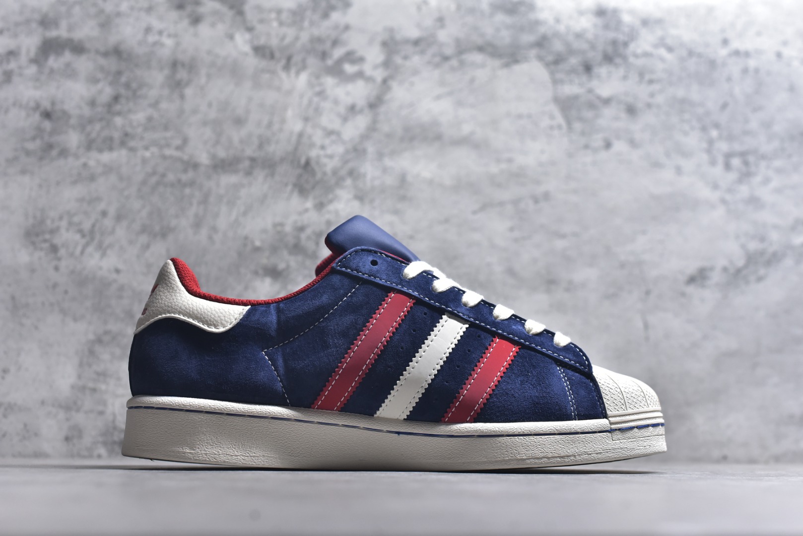 图片[3]-#经典贝壳 马年焕新ADIDAS SUPERSTAR 藏蓝翻毛皮质感升级，红白撞色三条纹活力吸睛，鞋侧骏马刺绣与“千马”印章暗藏新年巧思。贝壳头设计延续街头基因，软弹橡胶底适配日常穿搭，既是复古潮人的情怀之选，也是春节走亲访友的吸睛利器。 货号：JY8925 尺码：36 36.5 37.5 38 38.5 39 40 40.5 41 42 42.5 43 44 44.5 45-选品中心