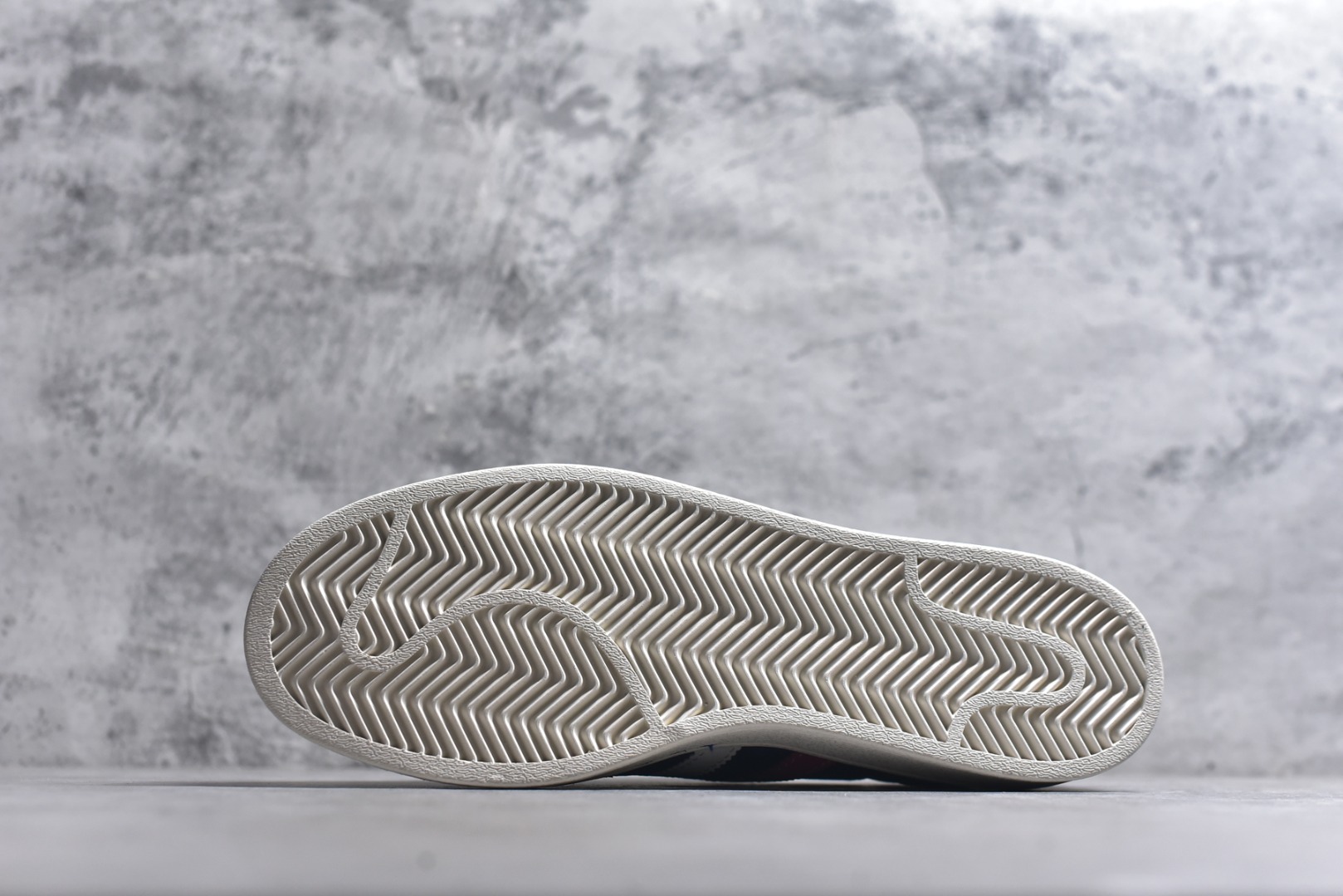 图片[6]-#经典贝壳 马年焕新ADIDAS SUPERSTAR 藏蓝翻毛皮质感升级，红白撞色三条纹活力吸睛，鞋侧骏马刺绣与“千马”印章暗藏新年巧思。贝壳头设计延续街头基因，软弹橡胶底适配日常穿搭，既是复古潮人的情怀之选，也是春节走亲访友的吸睛利器。 货号：JY8925 尺码：36 36.5 37.5 38 38.5 39 40 40.5 41 42 42.5 43 44 44.5 45-选品中心