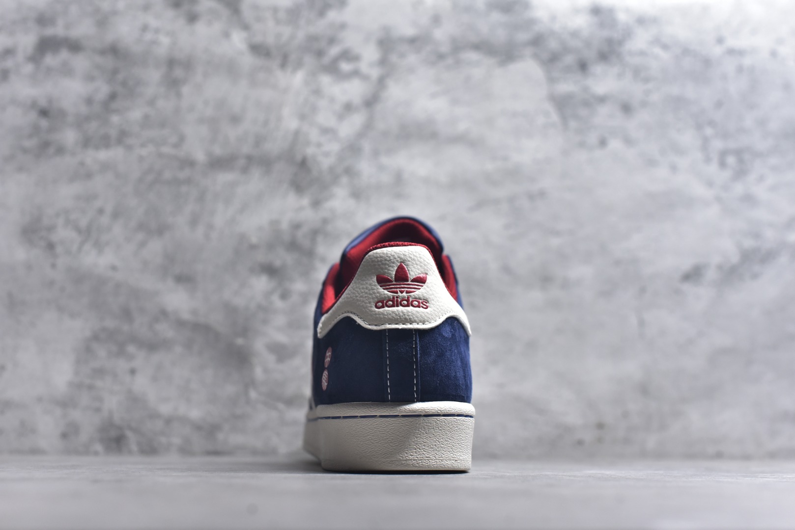 图片[5]-#经典贝壳 马年焕新ADIDAS SUPERSTAR 藏蓝翻毛皮质感升级，红白撞色三条纹活力吸睛，鞋侧骏马刺绣与“千马”印章暗藏新年巧思。贝壳头设计延续街头基因，软弹橡胶底适配日常穿搭，既是复古潮人的情怀之选，也是春节走亲访友的吸睛利器。 货号：JY8925 尺码：36 36.5 37.5 38 38.5 39 40 40.5 41 42 42.5 43 44 44.5 45-选品中心