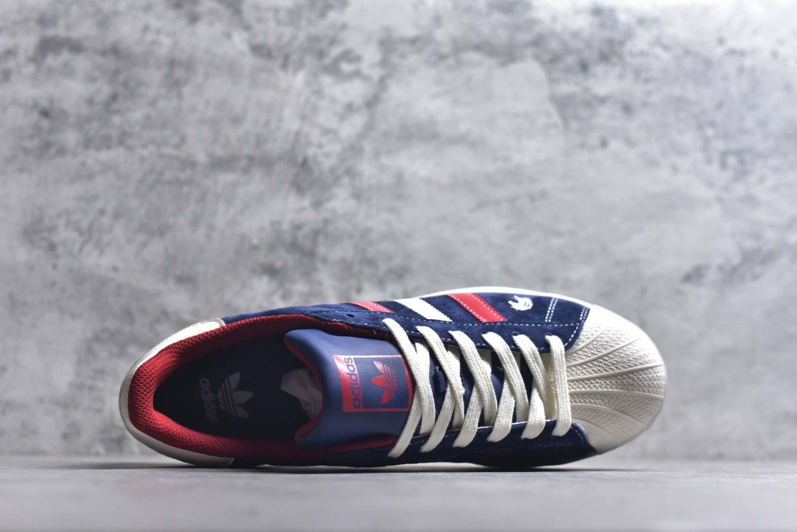 图片[4]-#经典贝壳 马年焕新ADIDAS SUPERSTAR 藏蓝翻毛皮质感升级，红白撞色三条纹活力吸睛，鞋侧骏马刺绣与“千马”印章暗藏新年巧思。贝壳头设计延续街头基因，软弹橡胶底适配日常穿搭，既是复古潮人的情怀之选，也是春节走亲访友的吸睛利器。 货号：JY8925 尺码：36 36.5 37.5 38 38.5 39 40 40.5 41 42 42.5 43 44 44.5 45-选品中心