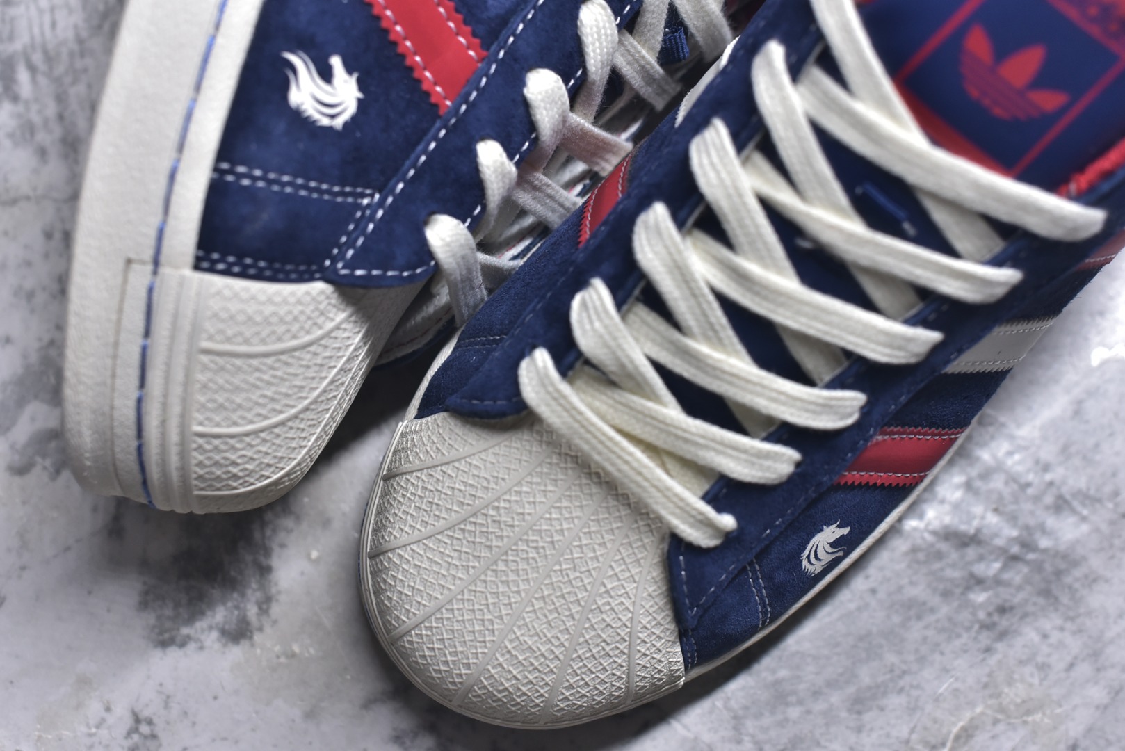 图片[8]-#经典贝壳 马年焕新ADIDAS SUPERSTAR 藏蓝翻毛皮质感升级，红白撞色三条纹活力吸睛，鞋侧骏马刺绣与“千马”印章暗藏新年巧思。贝壳头设计延续街头基因，软弹橡胶底适配日常穿搭，既是复古潮人的情怀之选，也是春节走亲访友的吸睛利器。 货号：JY8925 尺码：36 36.5 37.5 38 38.5 39 40 40.5 41 42 42.5 43 44 44.5 45-选品中心